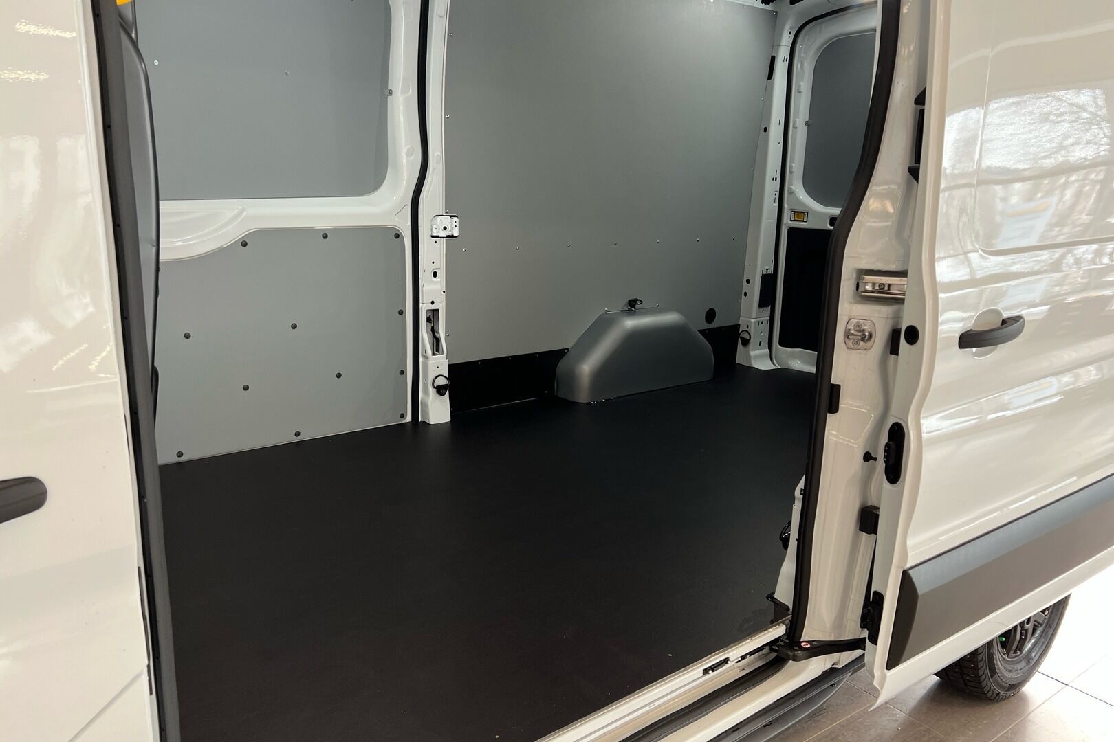 Ford Transit iso kuva 8