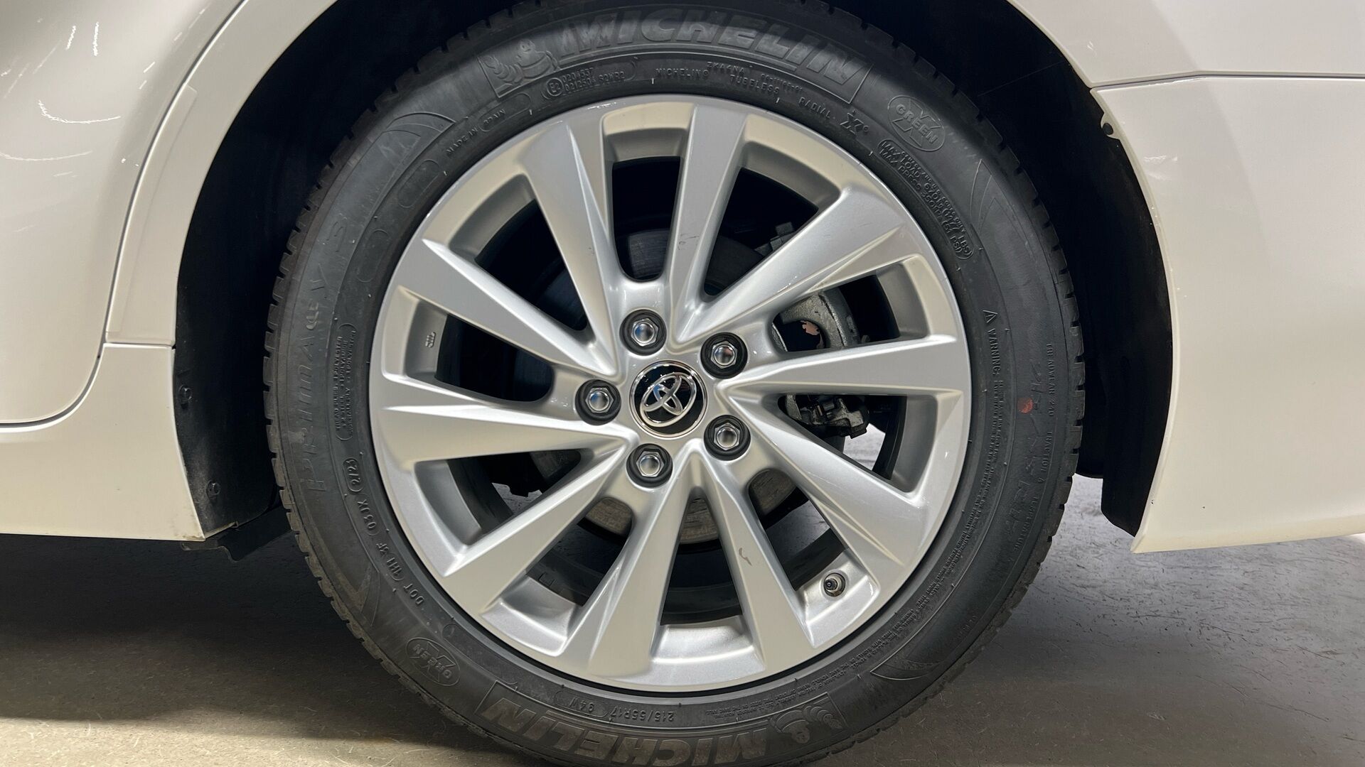Toyota Camry iso kuva 17