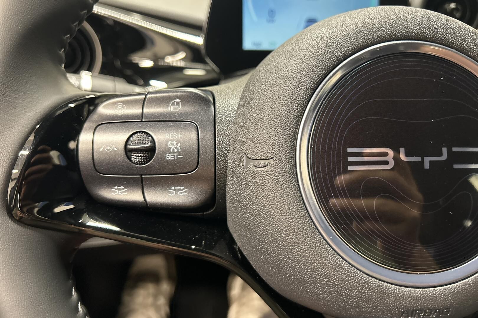 BYD Dolphin iso kuva 17