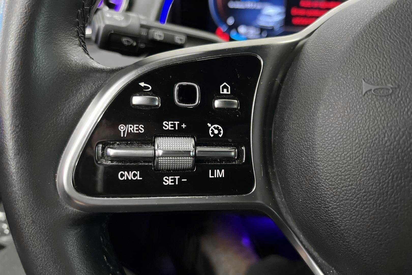 Mercedes-Benz EQB iso kuva 18