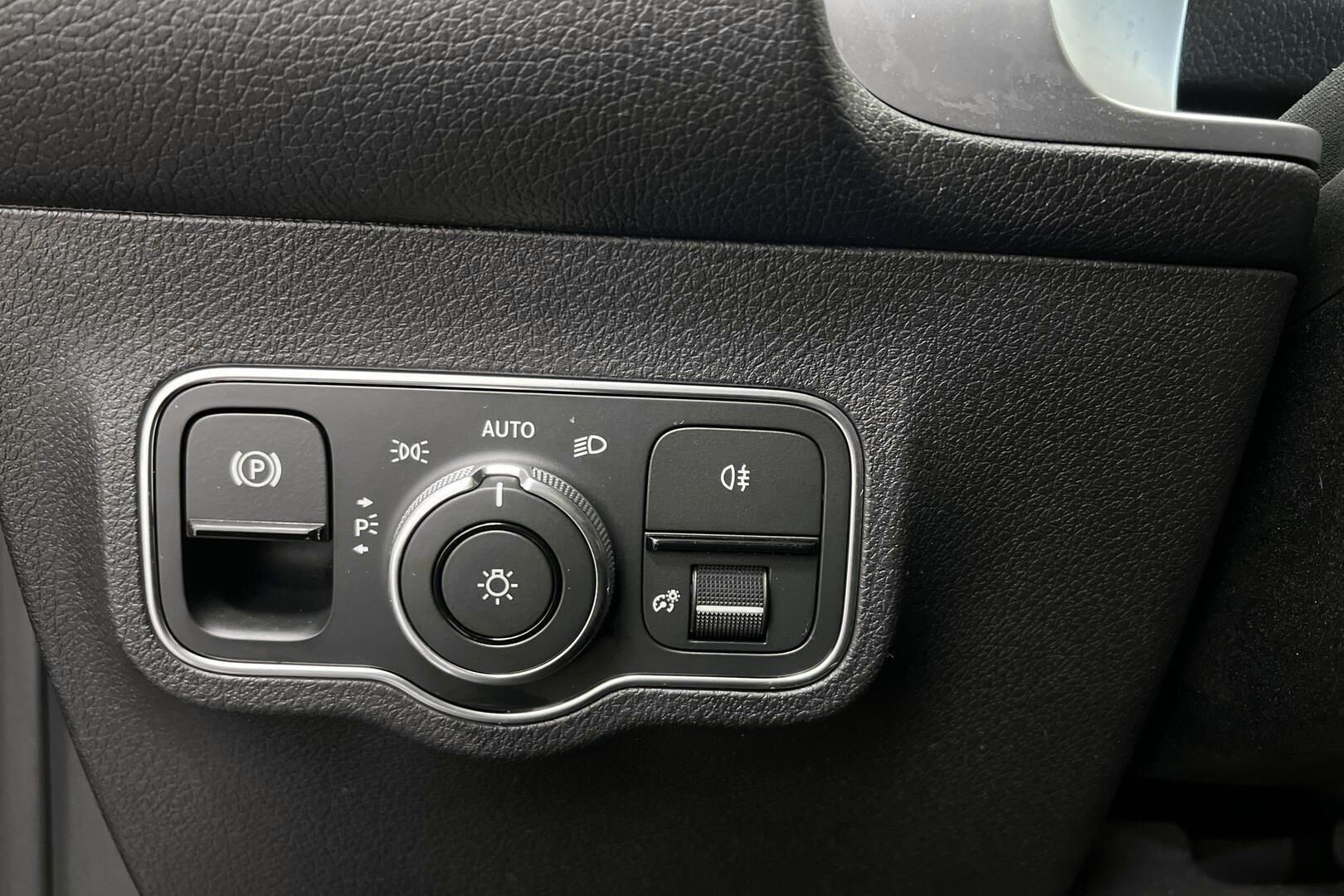 Mercedes-Benz EQB iso kuva 20