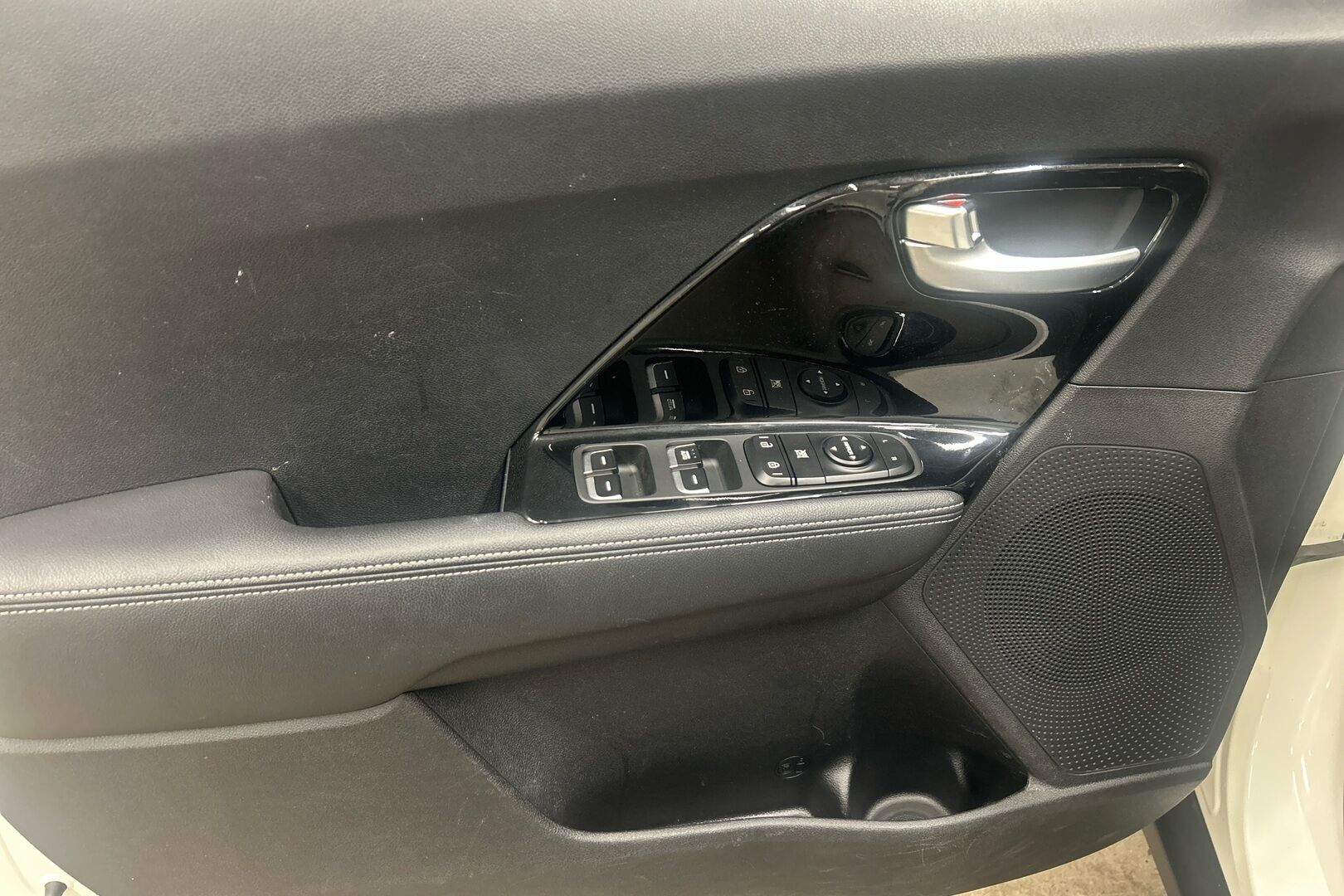 Kia Niro iso kuva 9