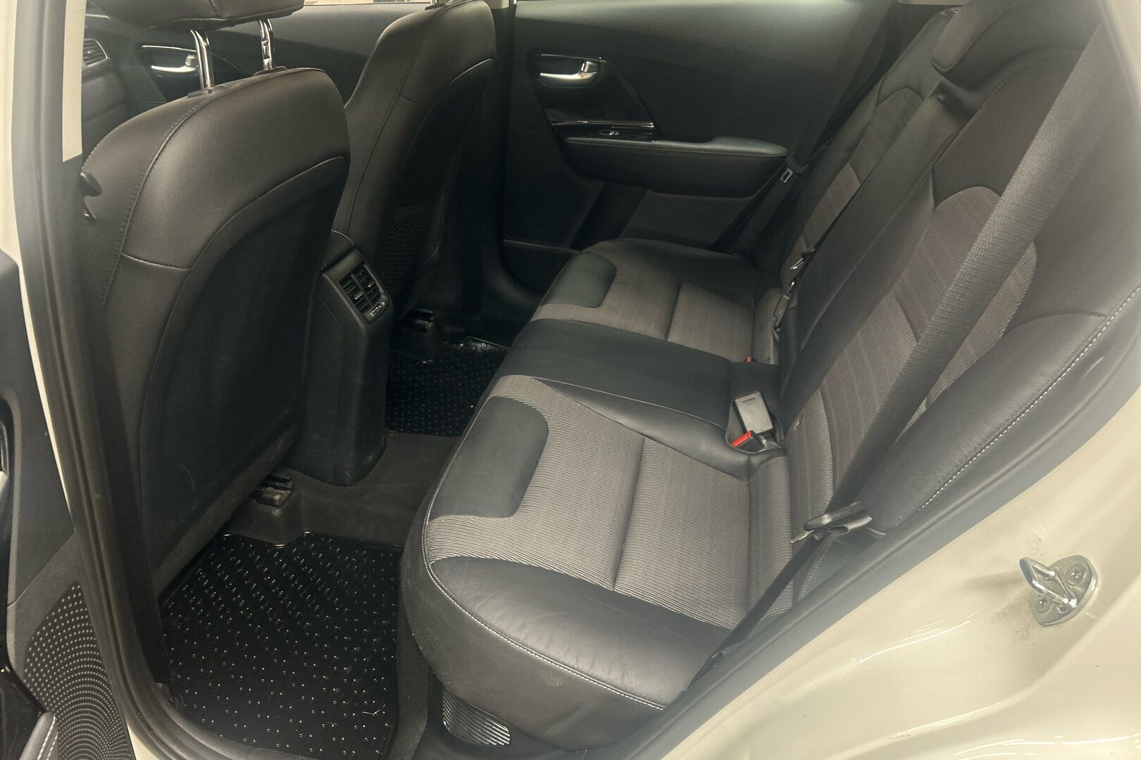 Kia Niro iso kuva 6
