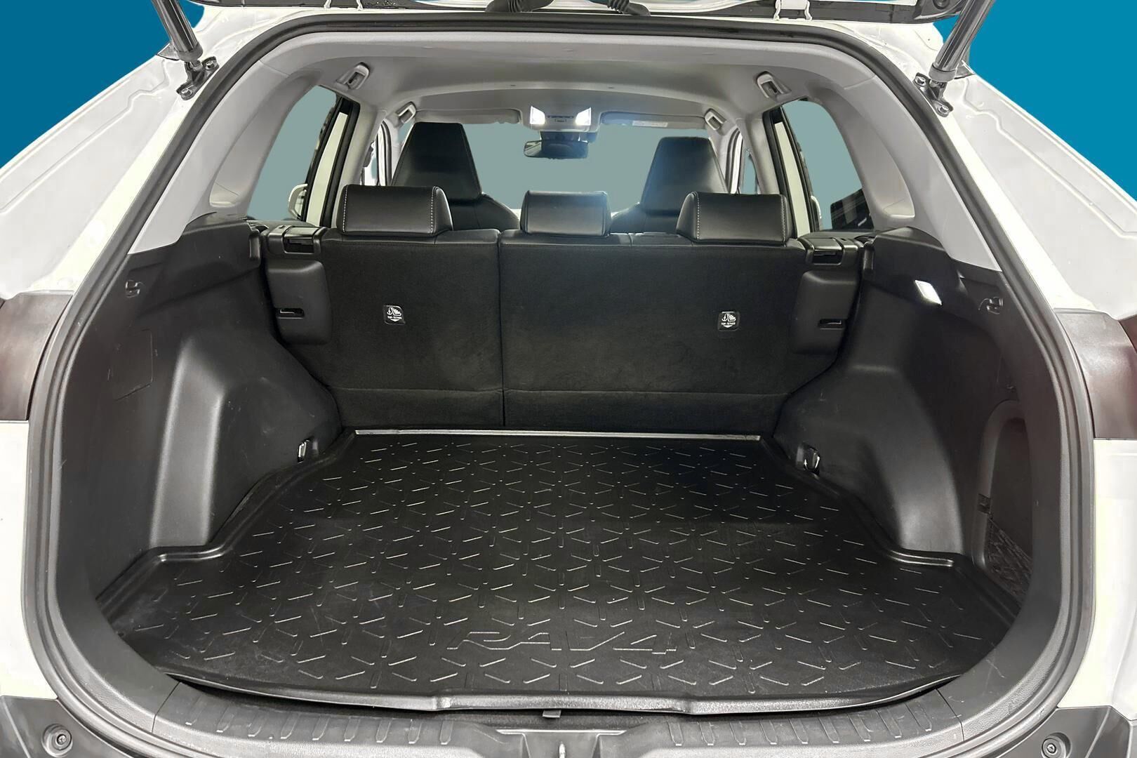 Toyota RAV4 iso kuva 11