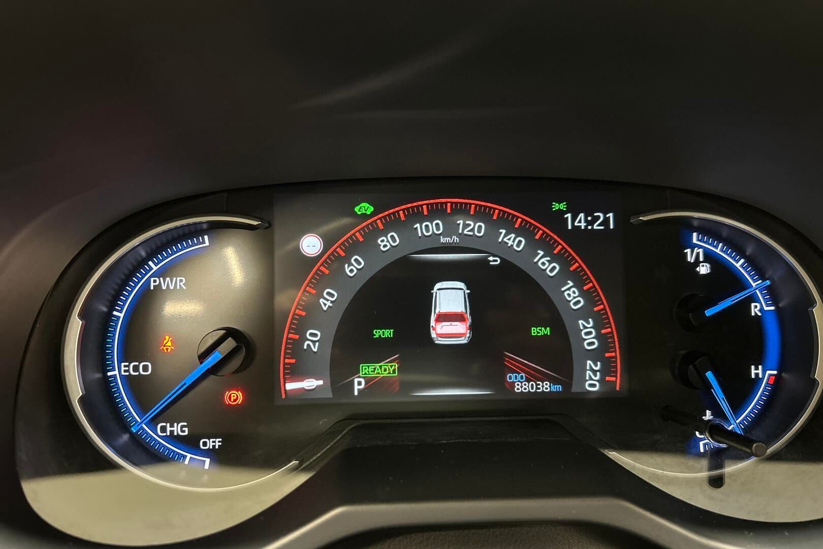 Toyota RAV4 iso kuva 15