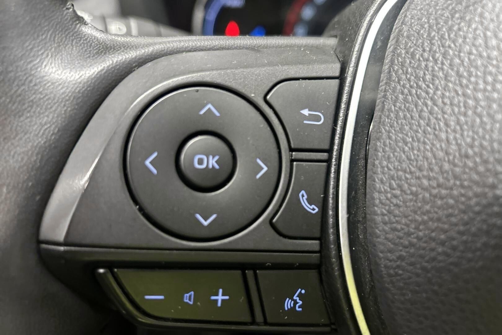 Toyota RAV4 iso kuva 17
