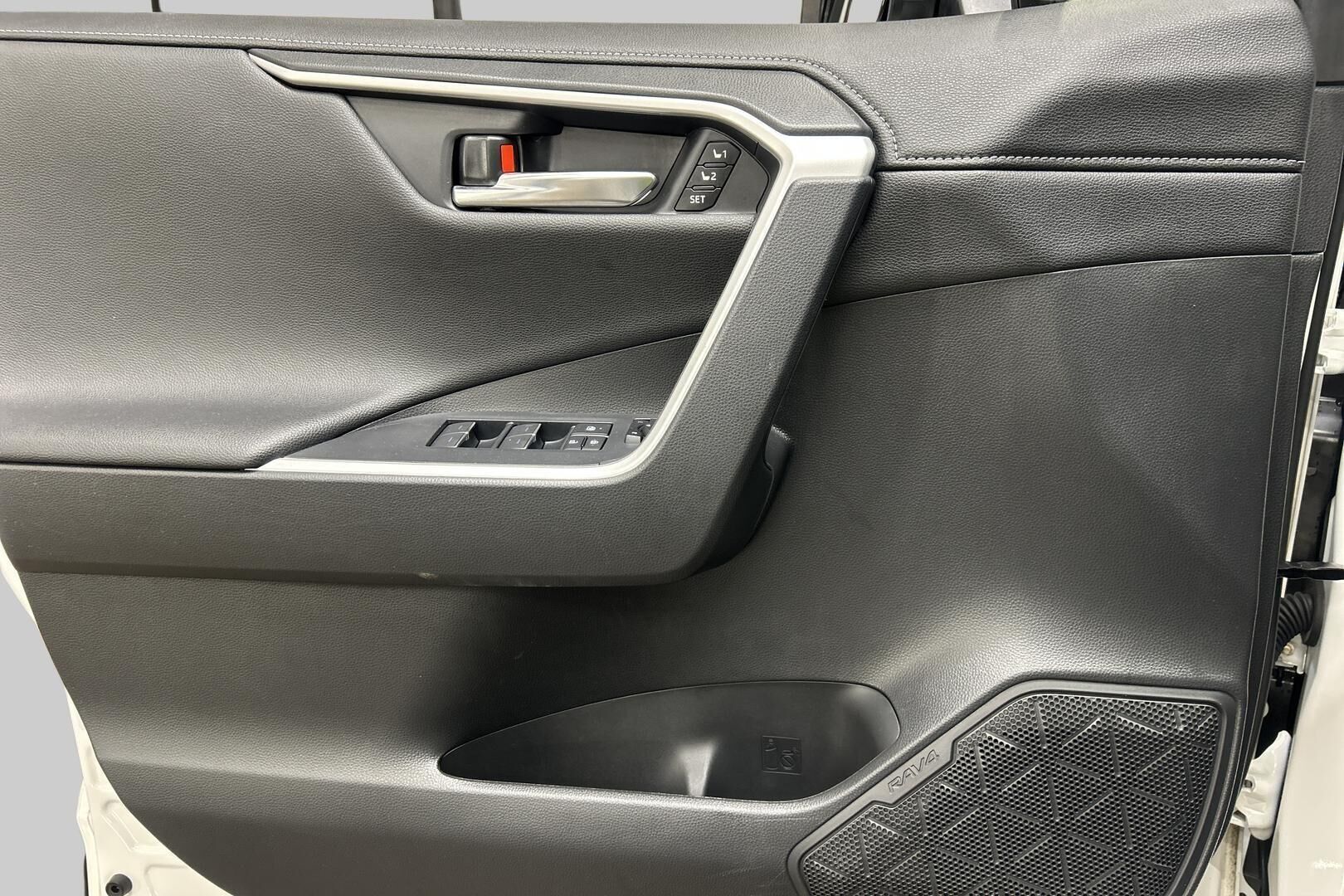 Toyota RAV4 iso kuva 18