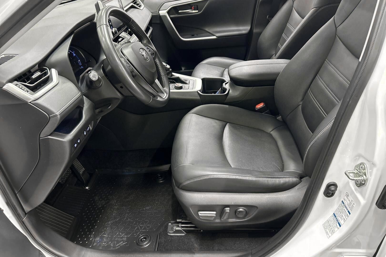 Toyota RAV4 iso kuva 8