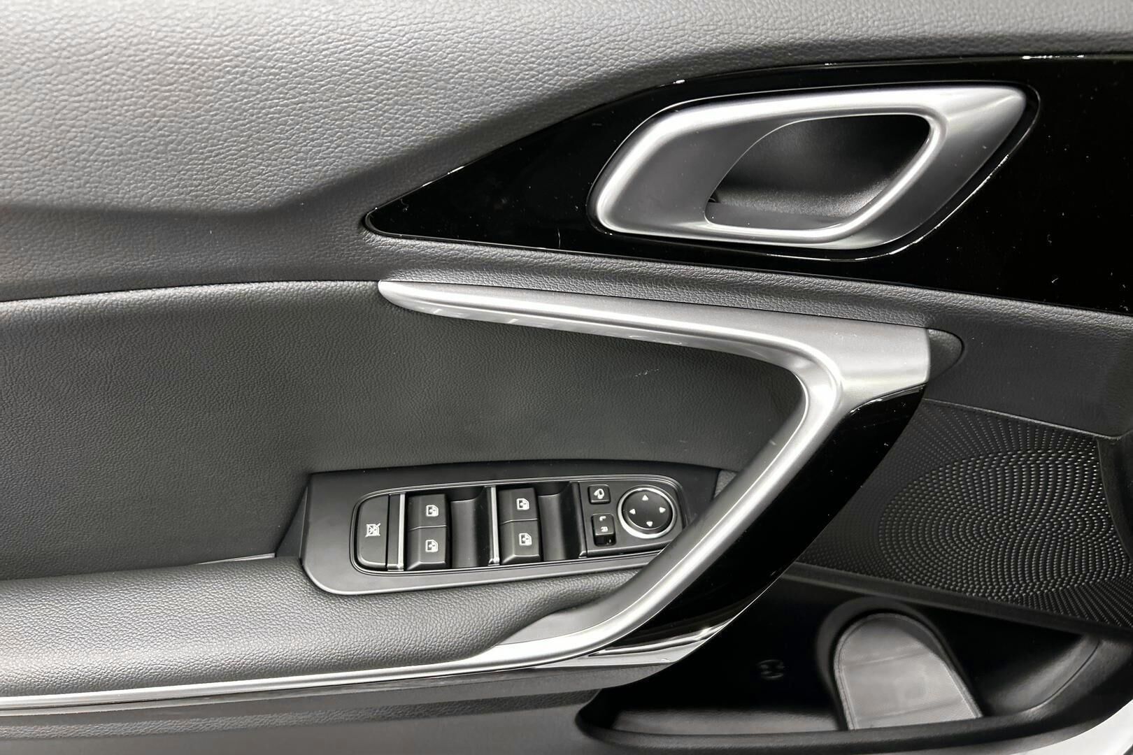 Kia Ceed iso kuva 8