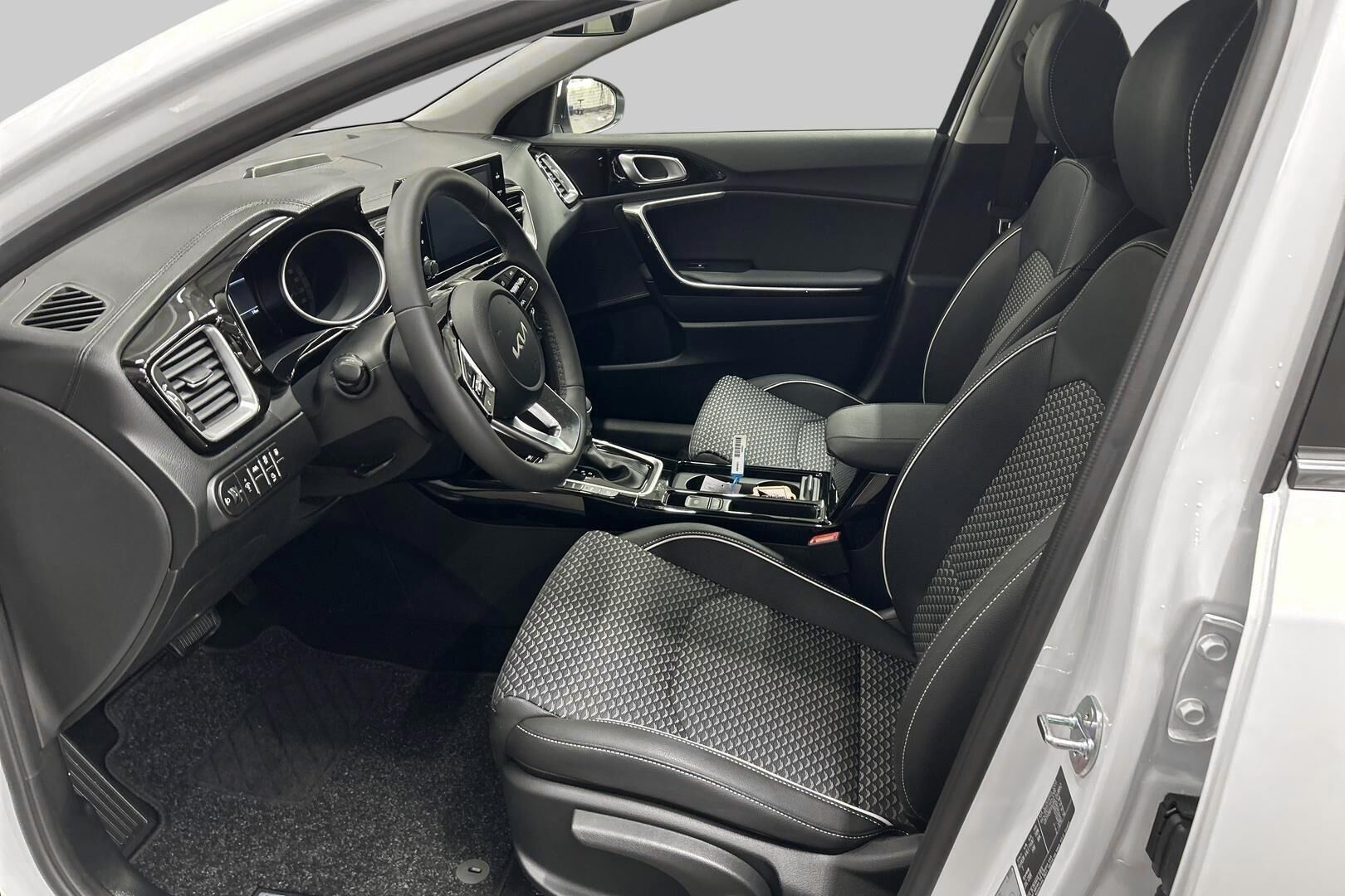 Kia Ceed iso kuva 15