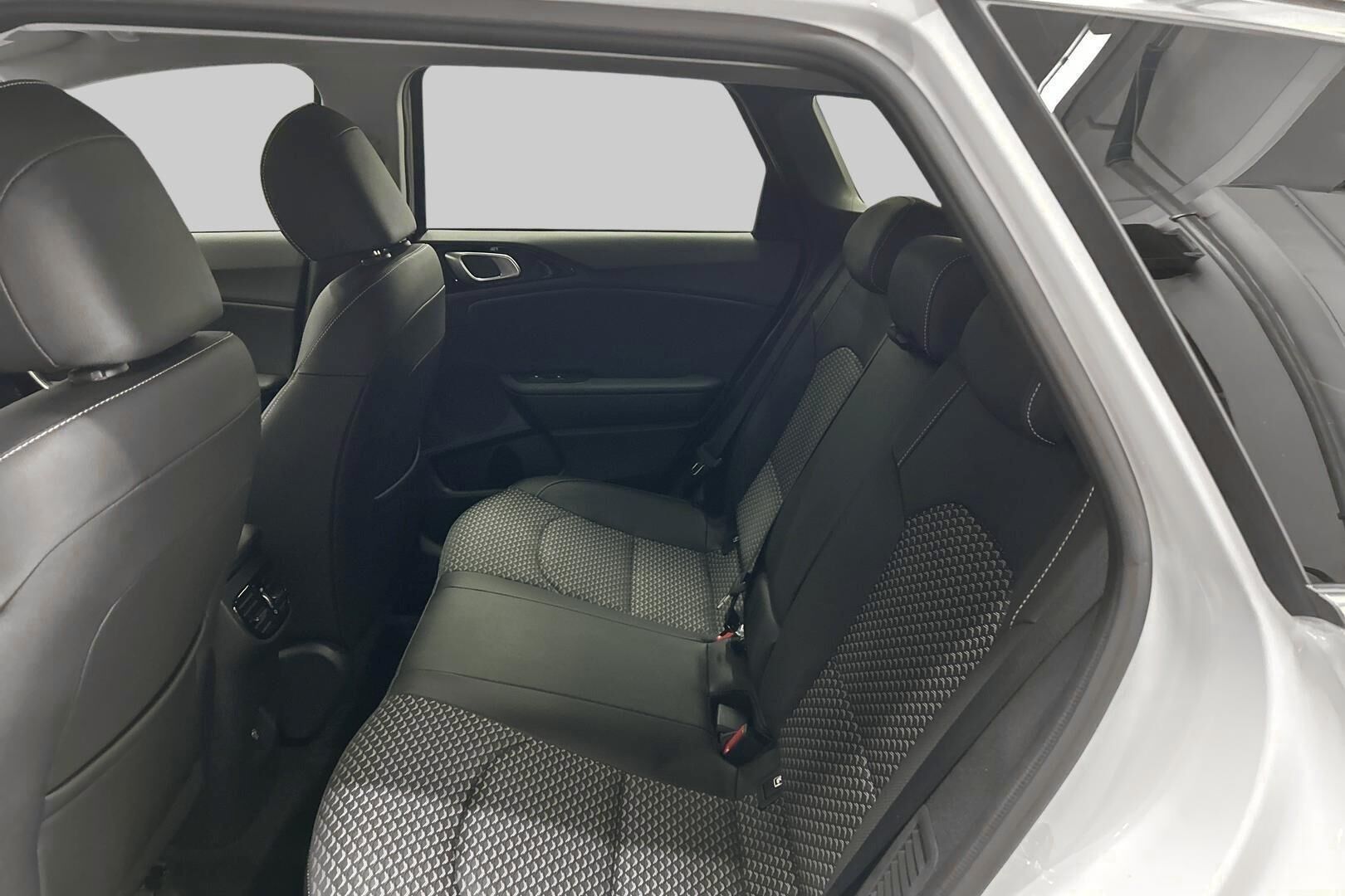 Kia Ceed iso kuva 16