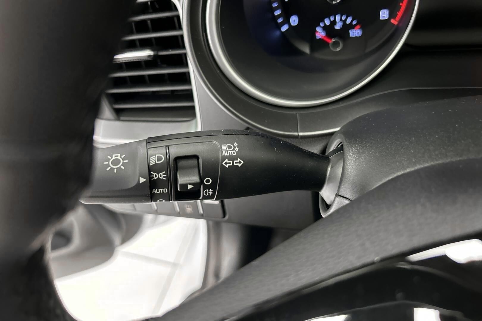 Kia Ceed iso kuva 24