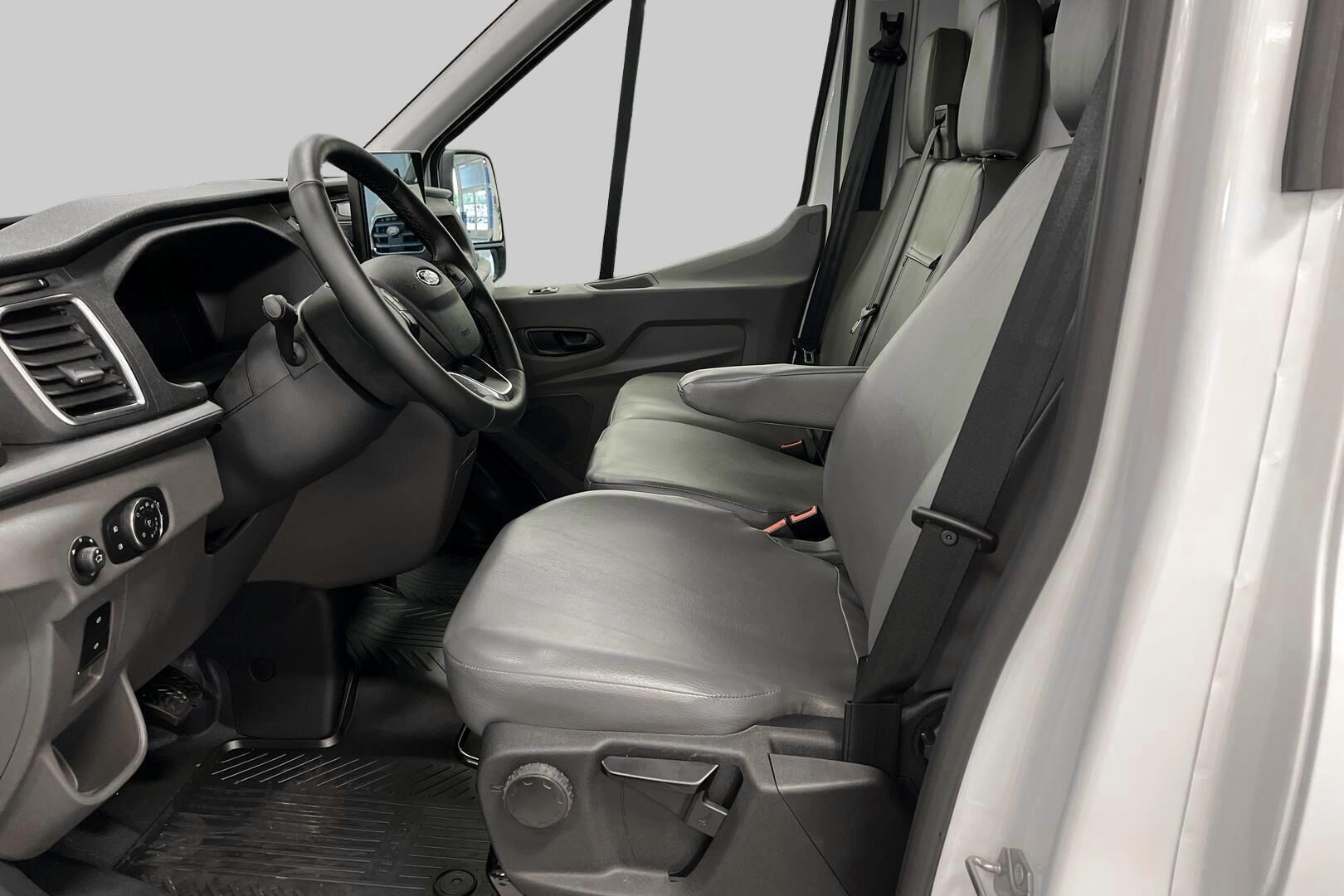 Ford Transit iso kuva 8