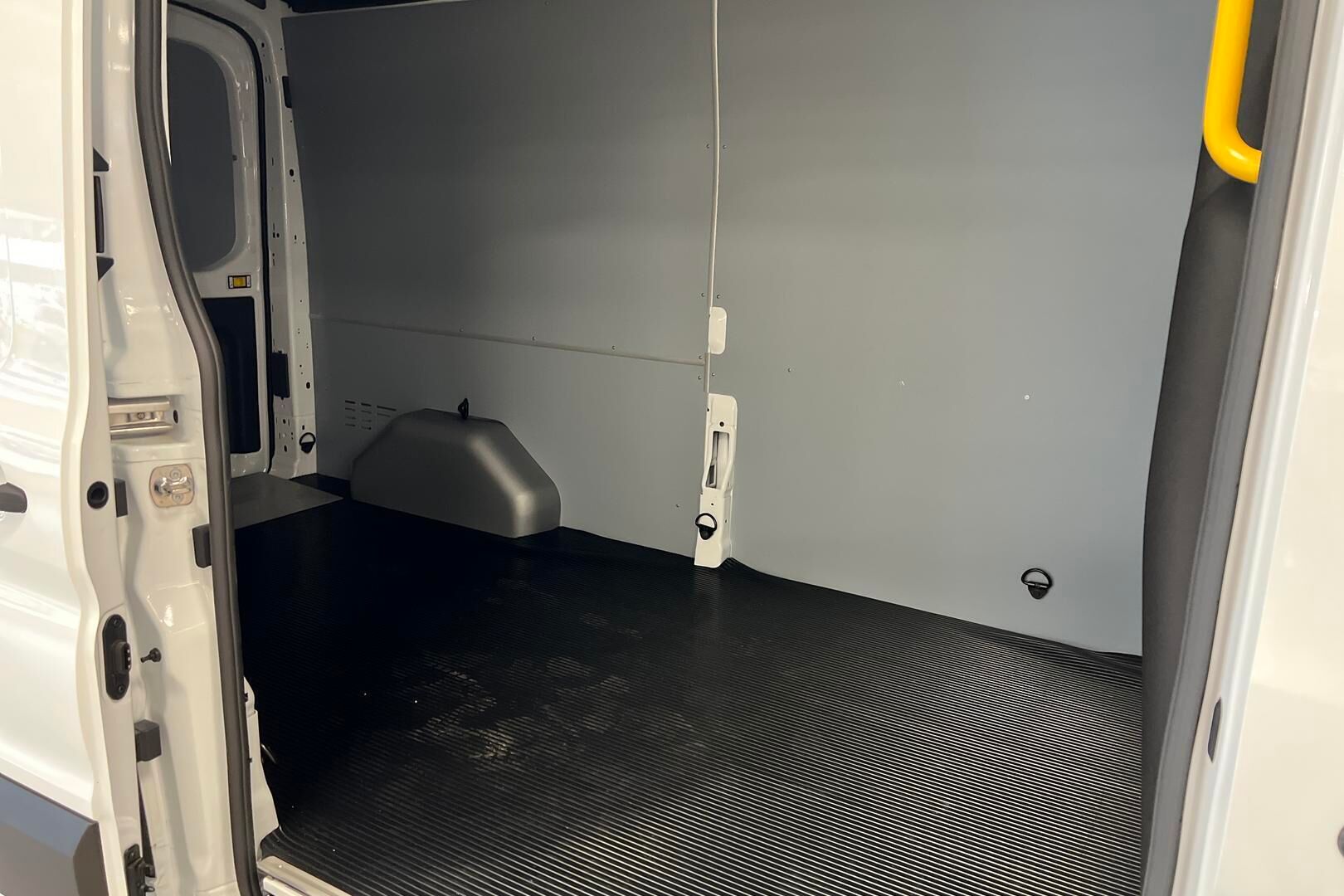 Ford Transit iso kuva 9
