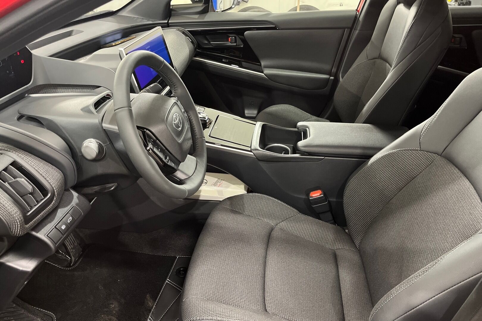 Toyota bZ4X iso kuva 6