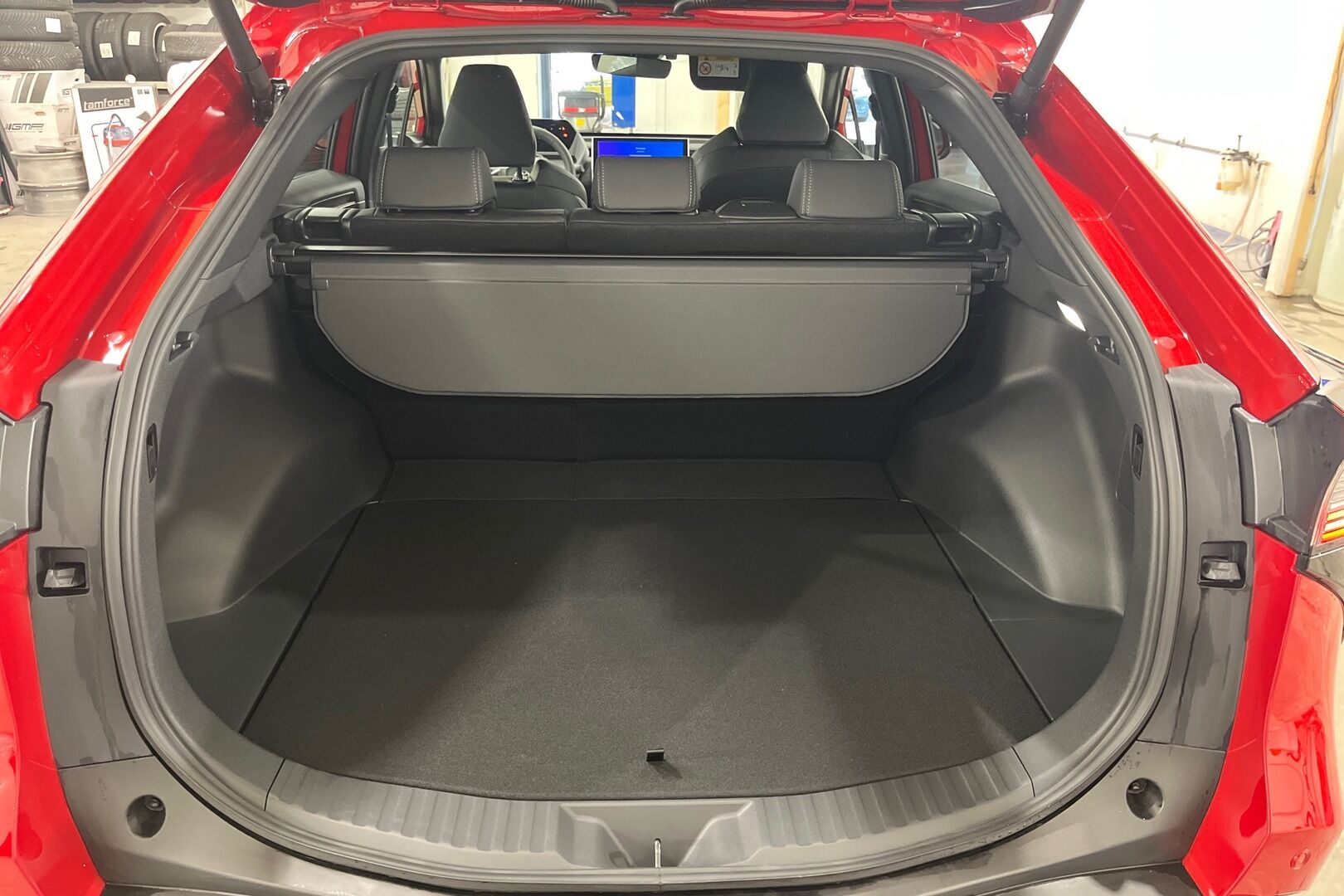 Toyota bZ4X iso kuva 8