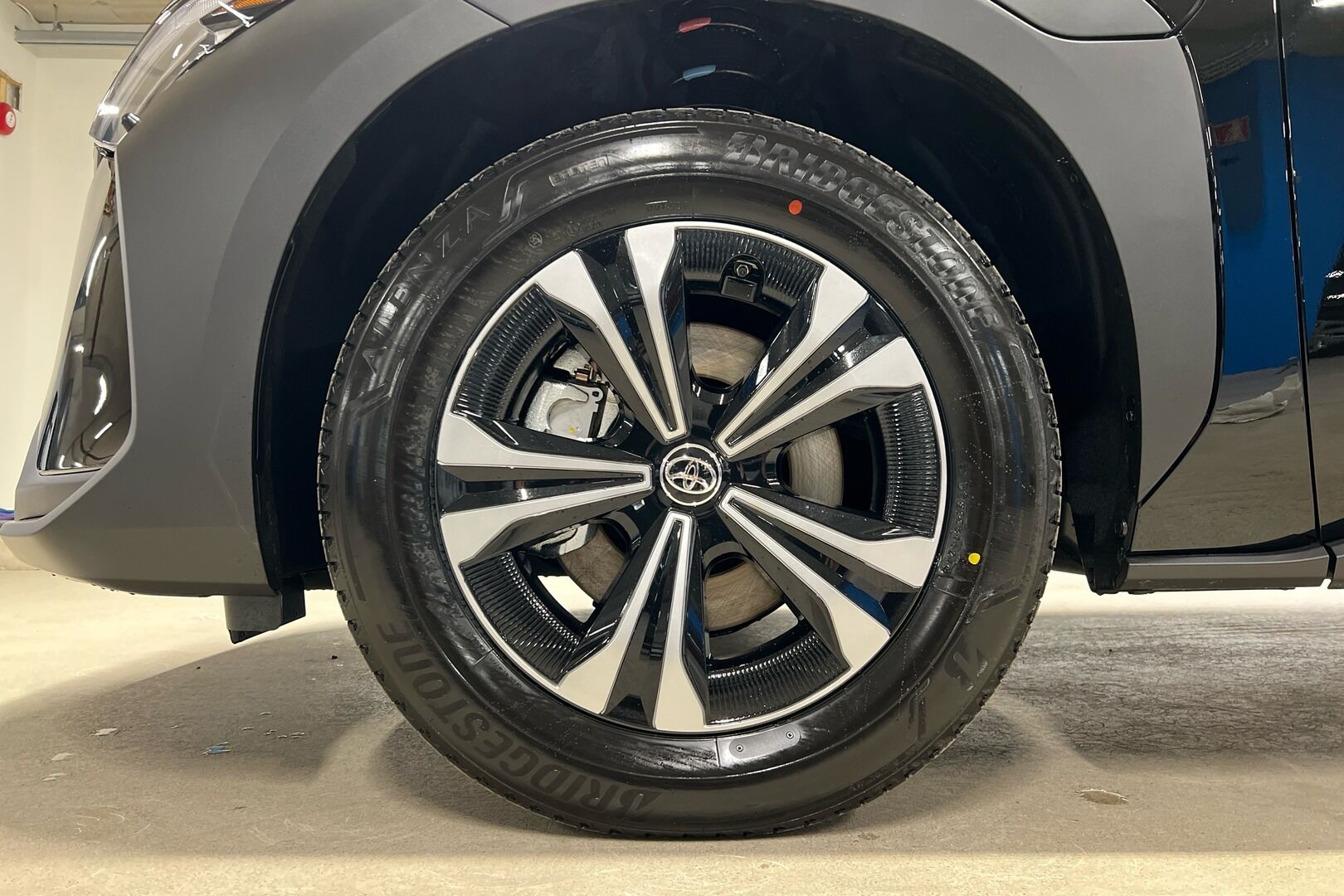 Toyota bZ4X iso kuva 15
