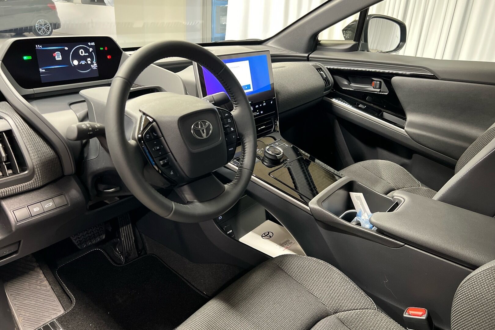 Toyota bZ4X iso kuva 6
