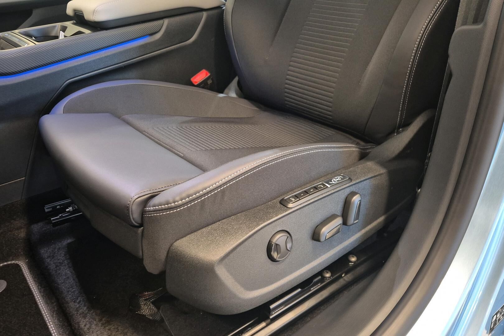 Ford Explorer iso kuva 21