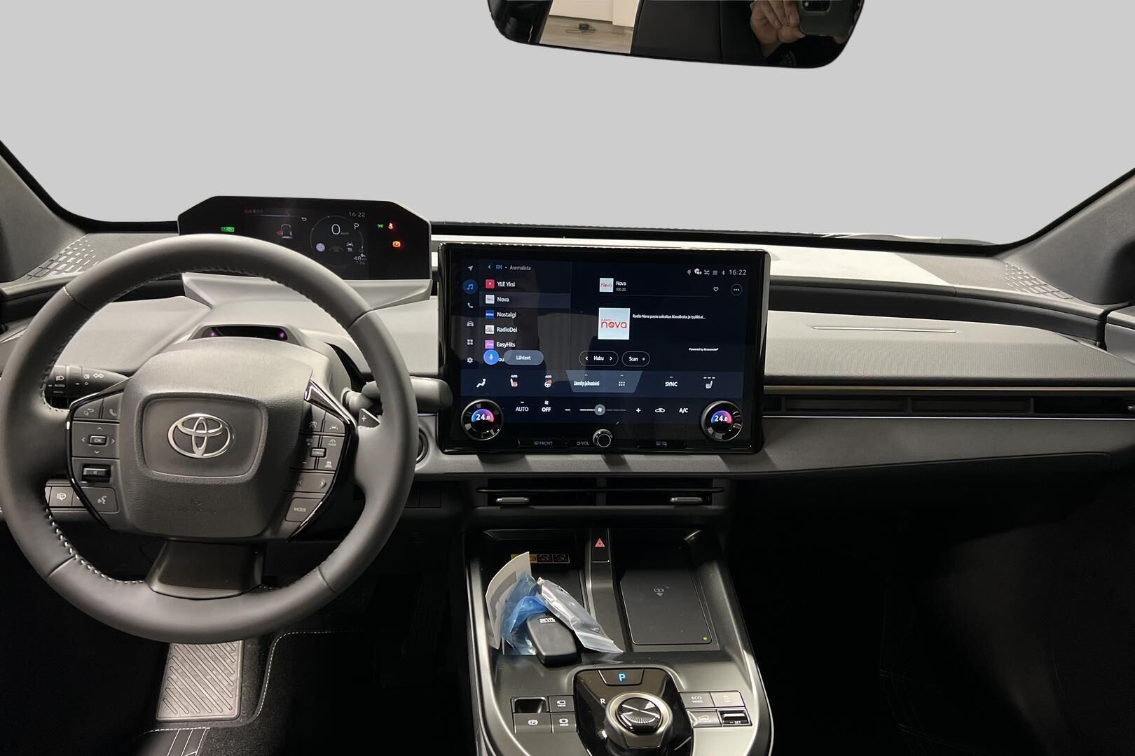 Toyota bZ4X iso kuva 8