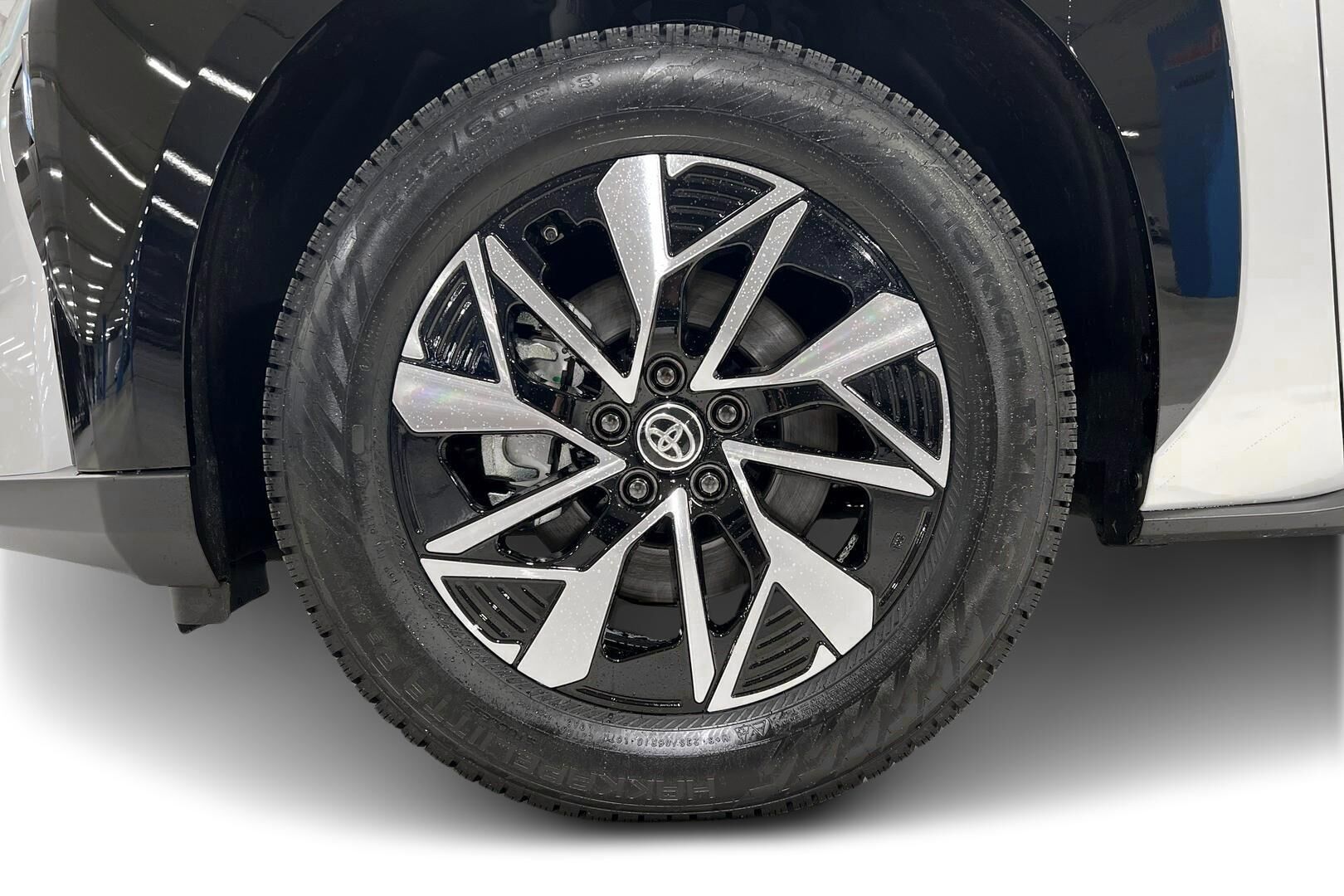 Toyota bZ4X iso kuva 9