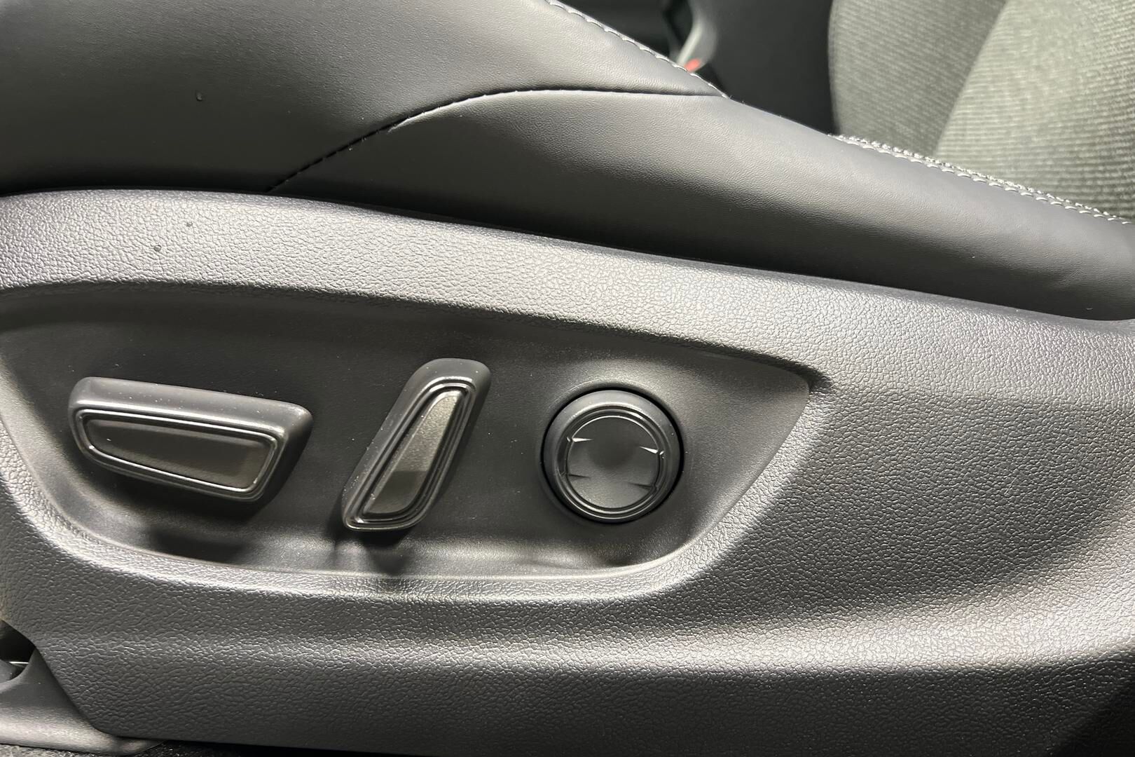 Toyota bZ4X iso kuva 12