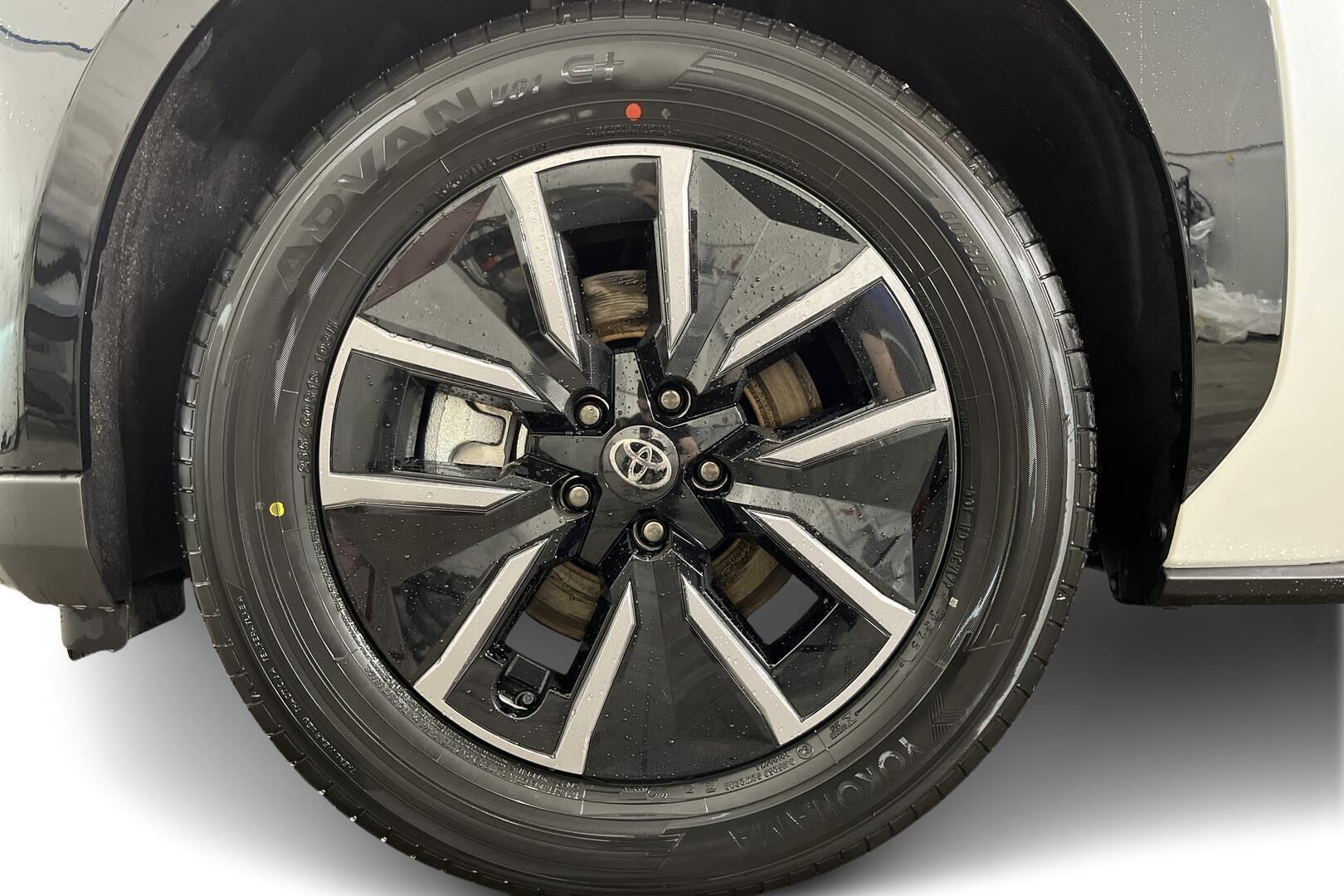 Toyota bZ4X iso kuva 12