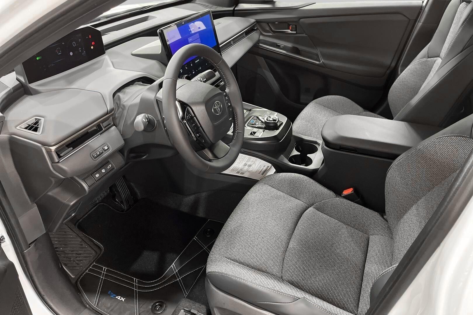 Toyota bZ4X iso kuva 8