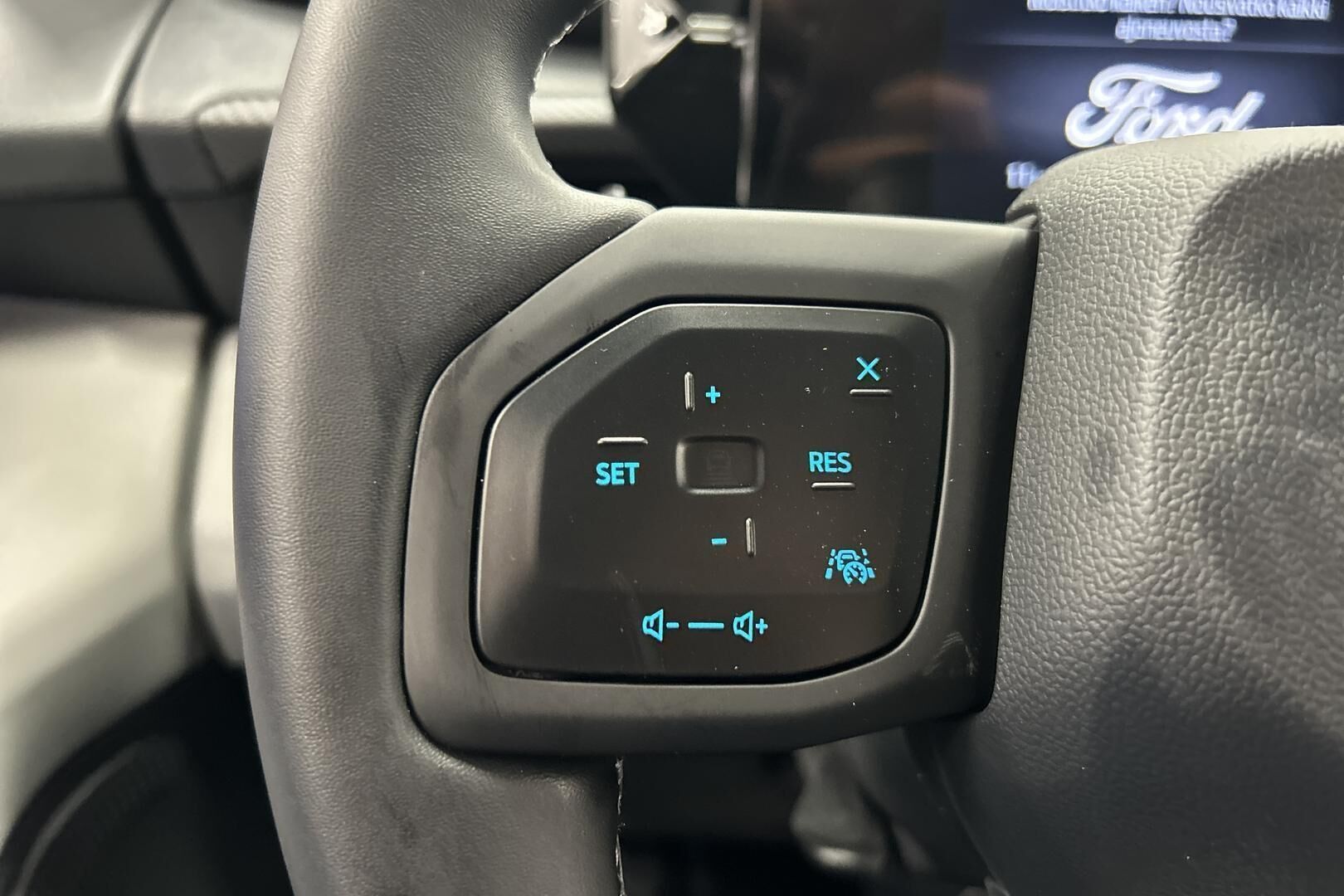 Ford Explorer iso kuva 23