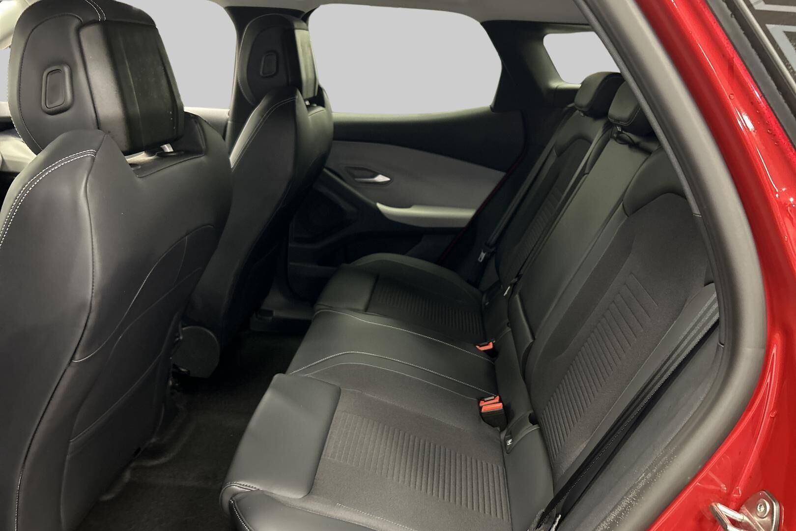 Ford Explorer iso kuva 6