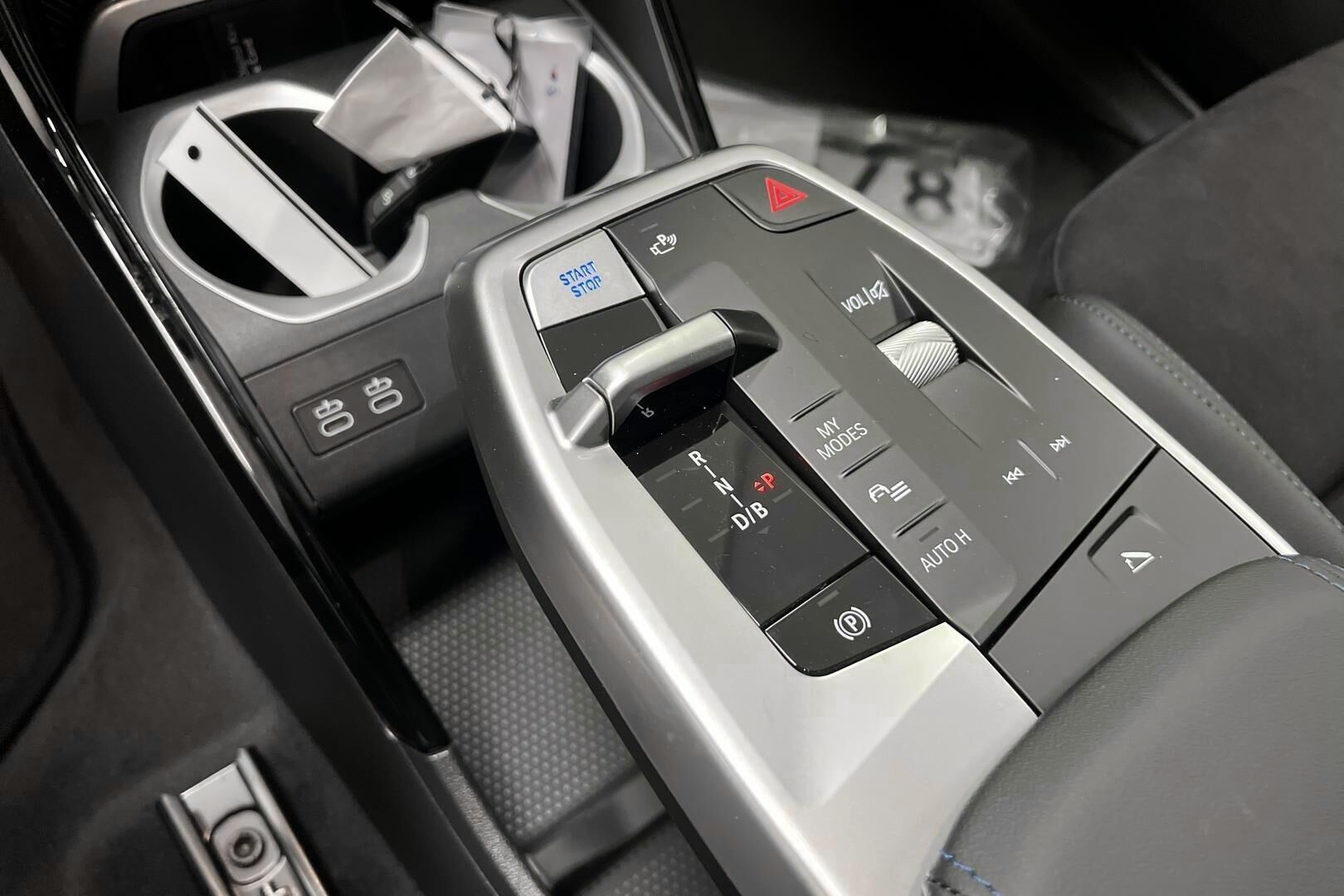 BMW iX1 iso kuva 22