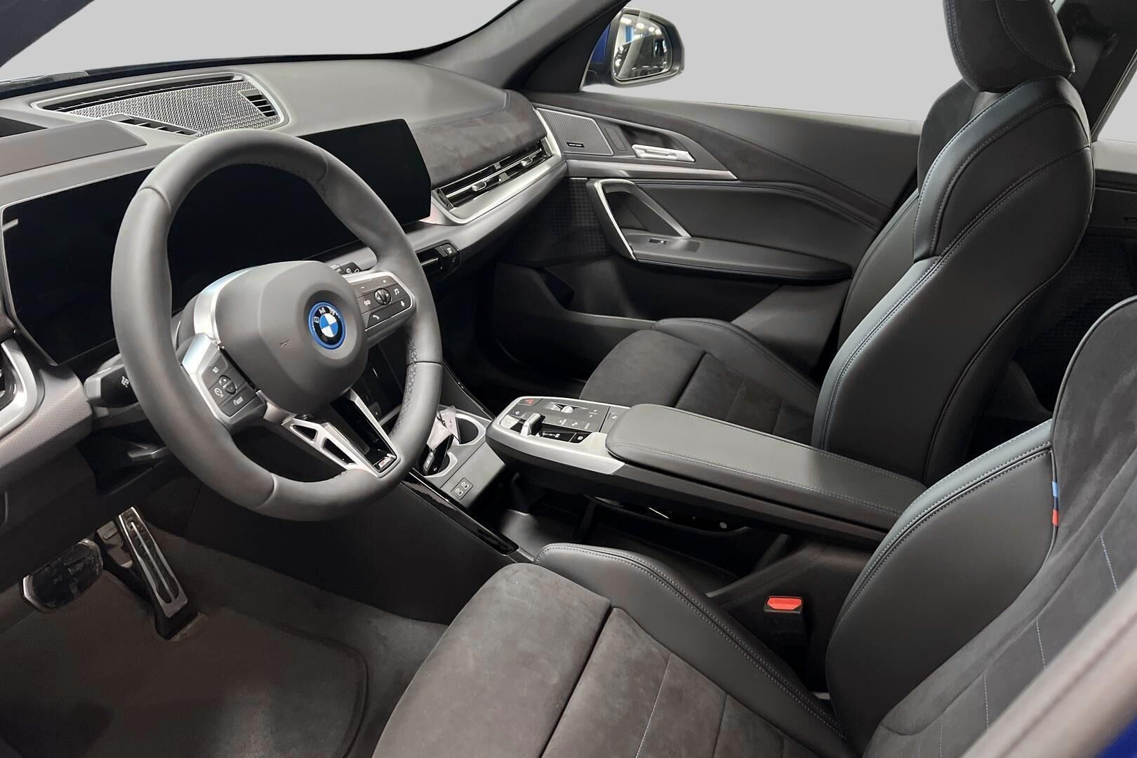 BMW iX1 iso kuva 8