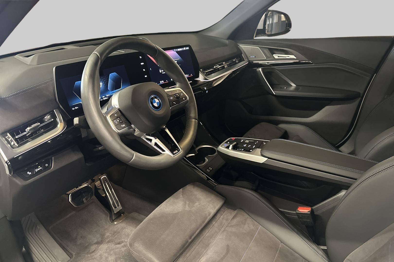 BMW iX2 iso kuva 8