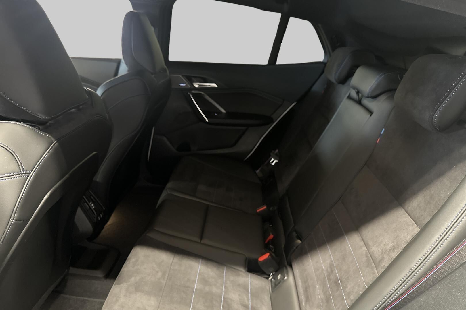 BMW iX2 iso kuva 9