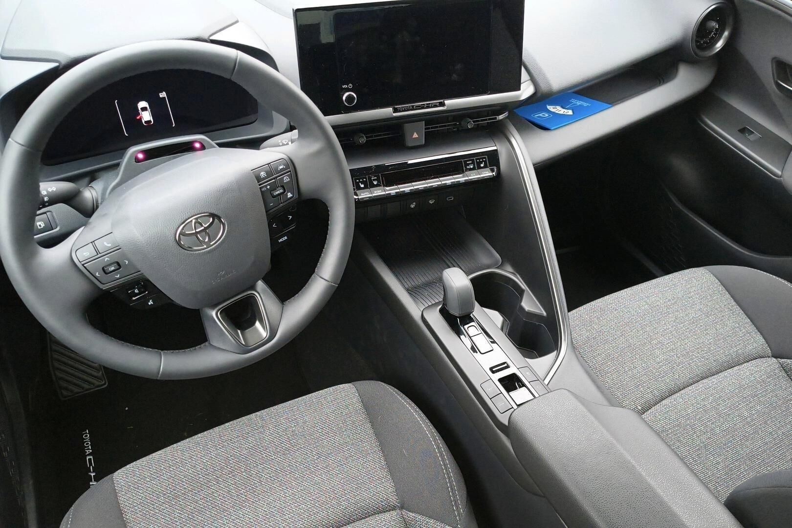Toyota C-HR iso kuva 1