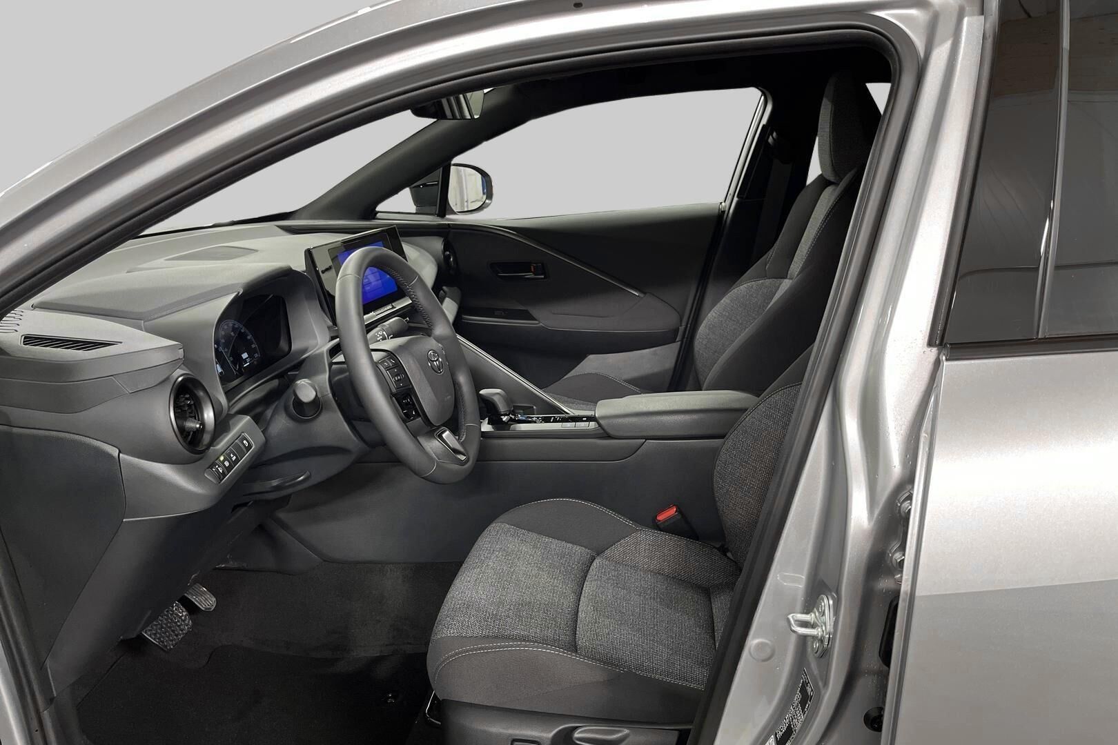 Toyota C-HR iso kuva 8