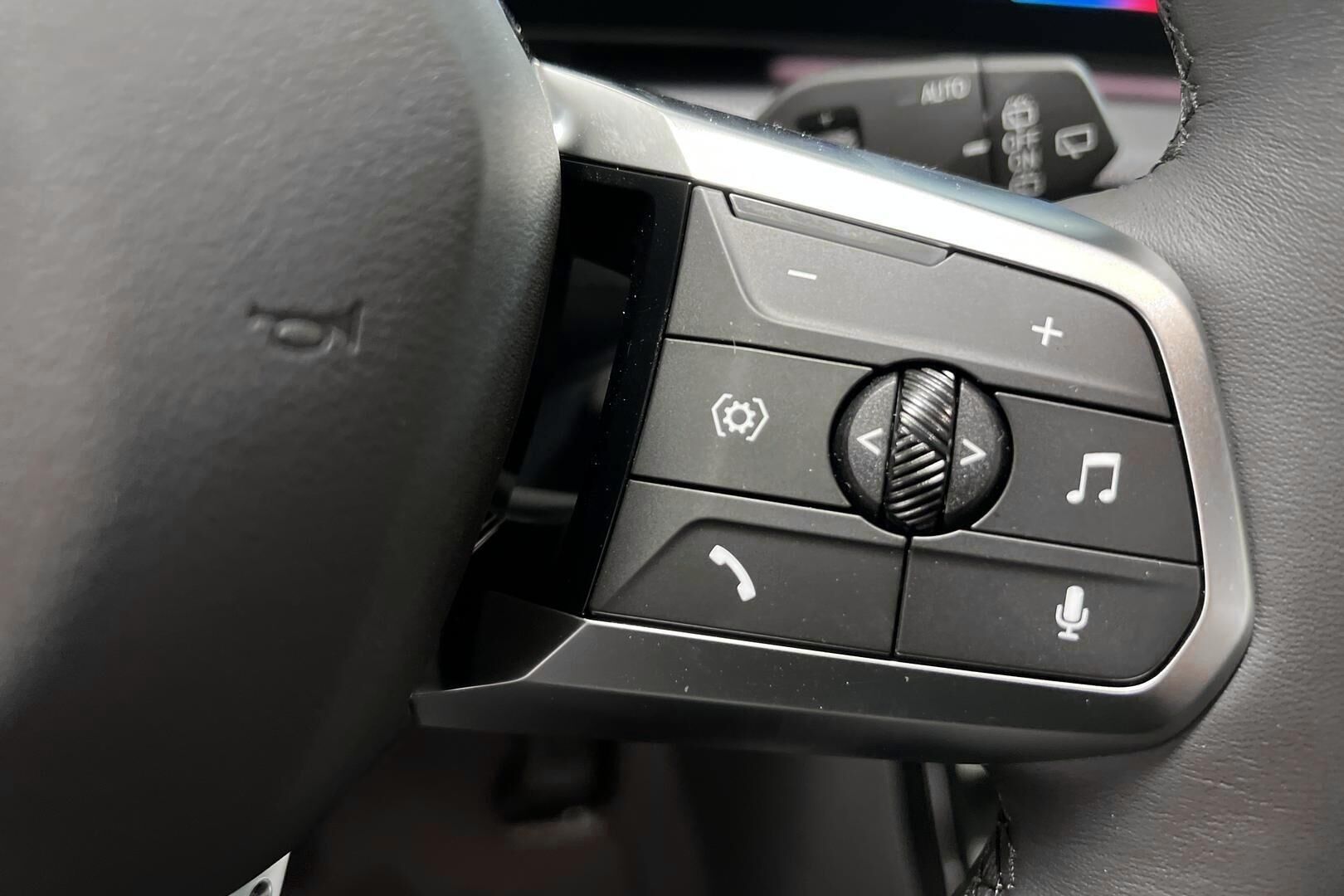 BMW iX1 iso kuva 11