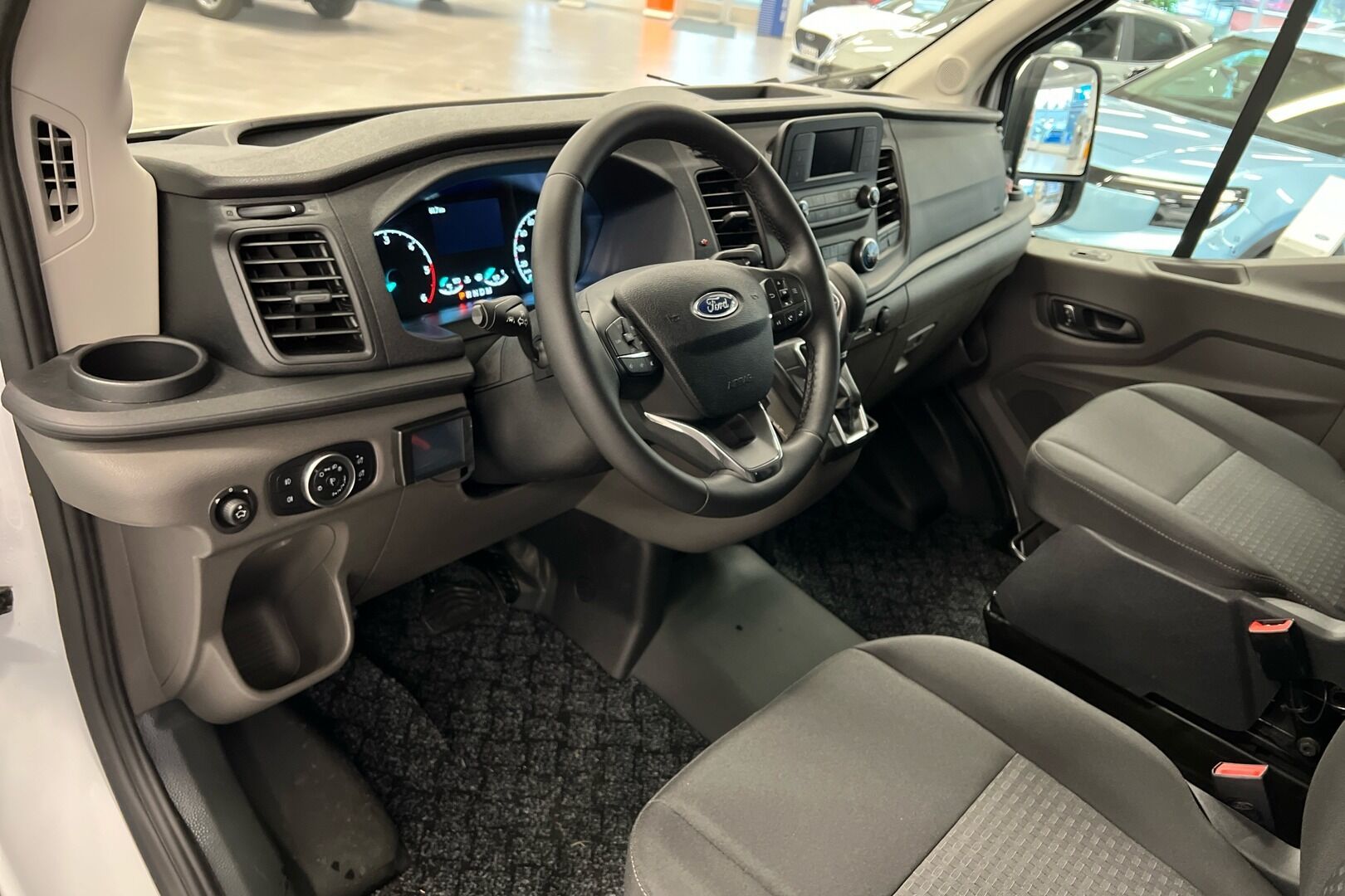 Ford Transit iso kuva 6