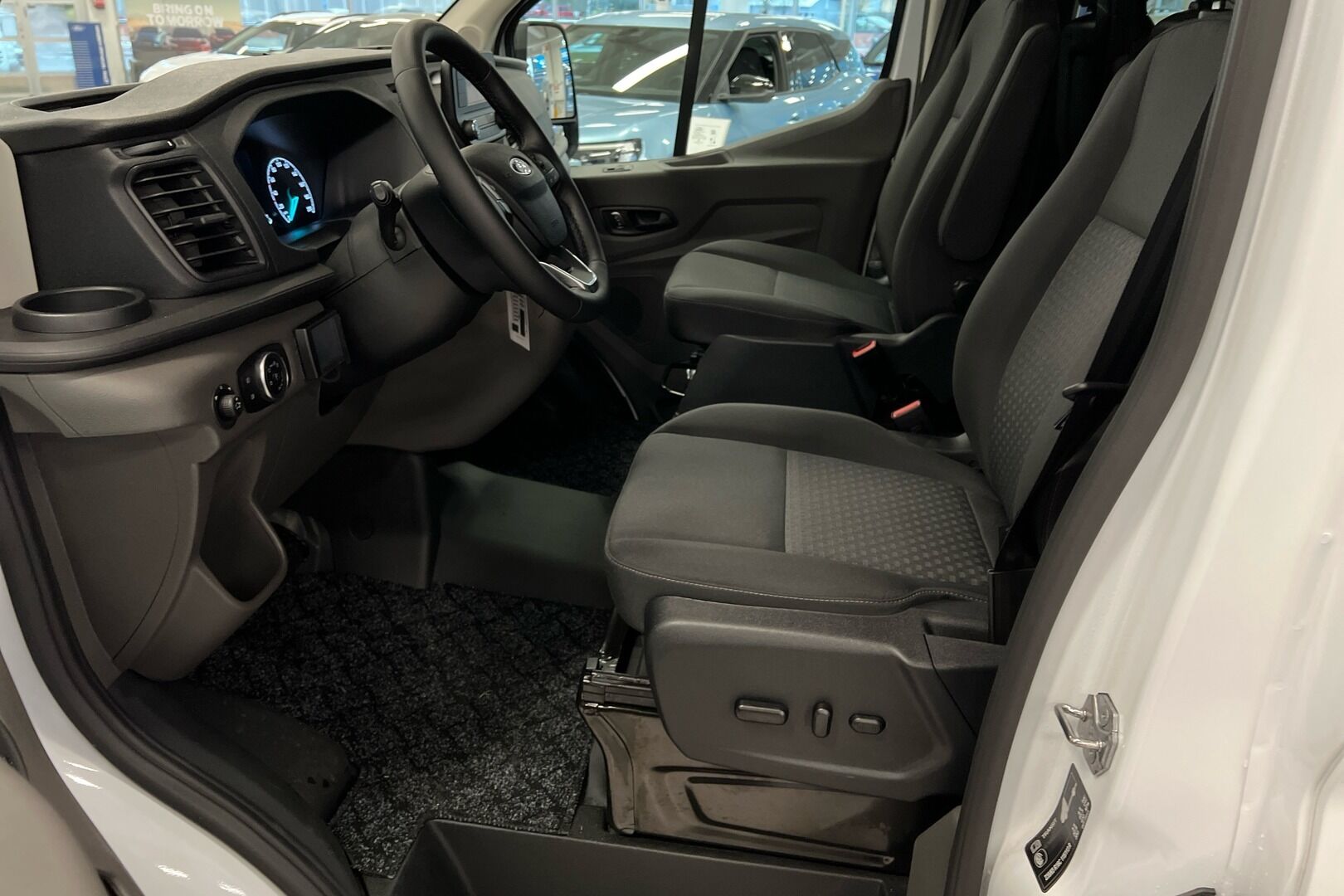 Ford Transit iso kuva 7