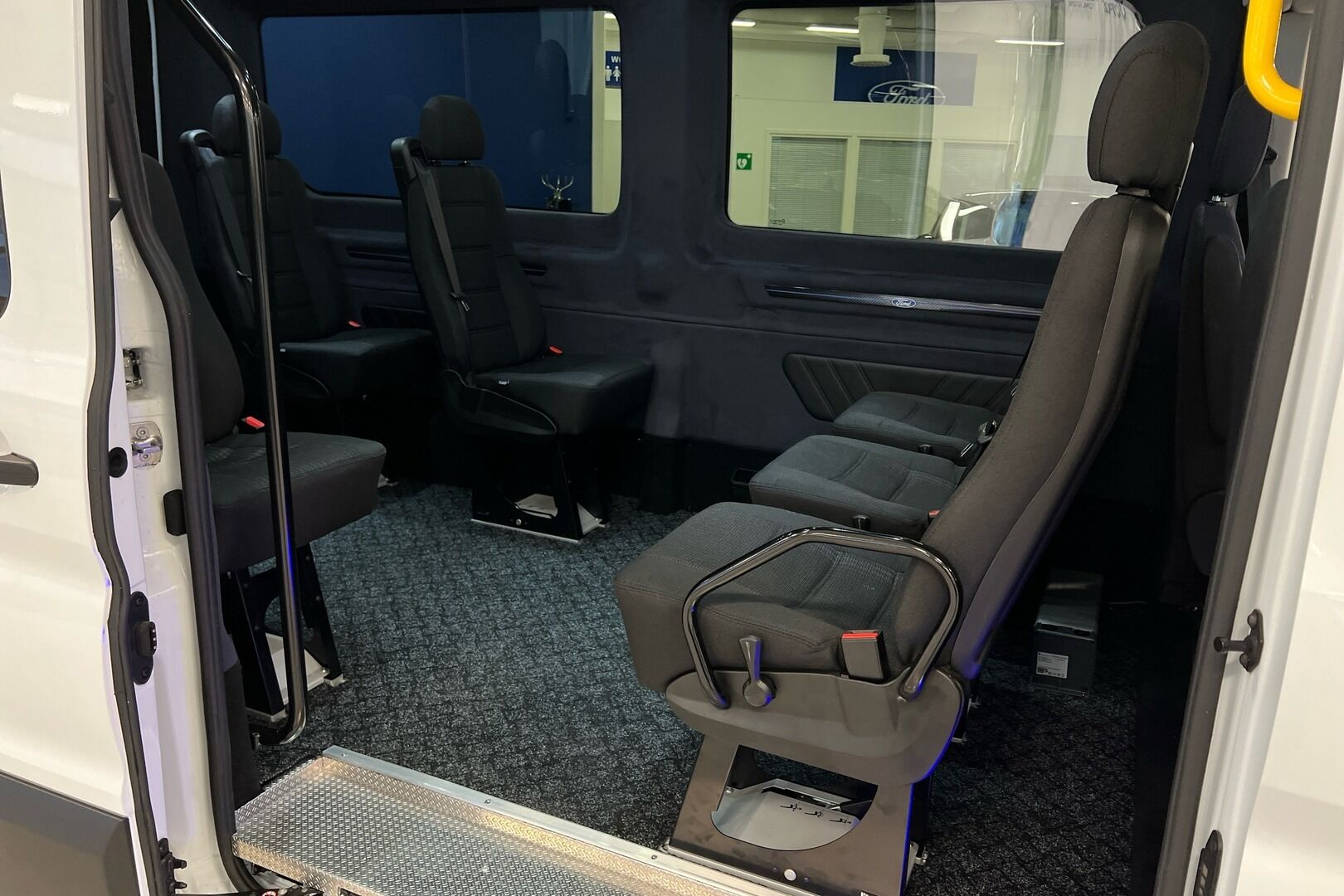Ford Transit iso kuva 8