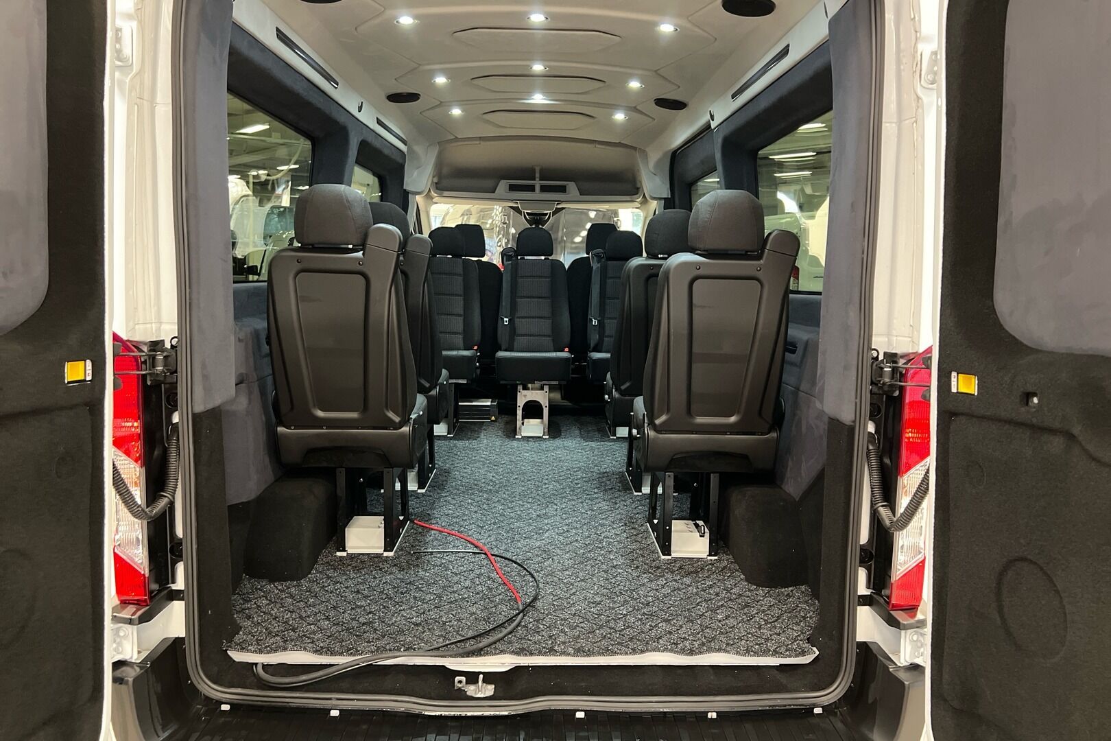 Ford Transit iso kuva 9