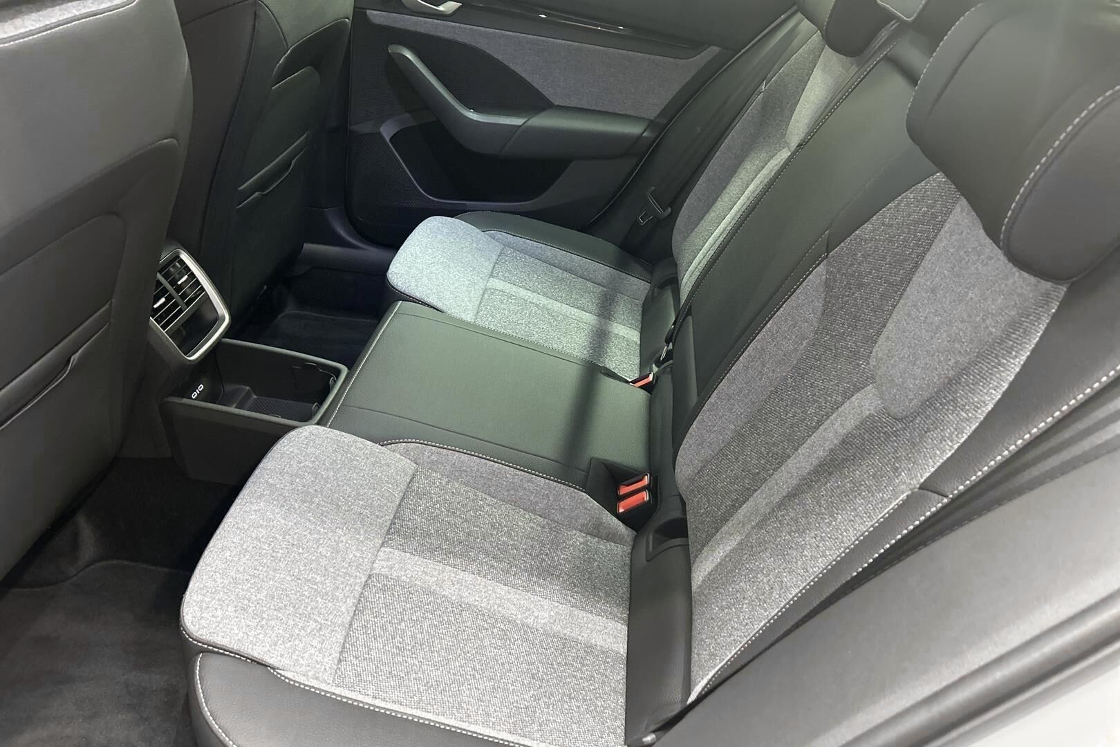 Skoda OCTAVIA COMBI iso kuva 9