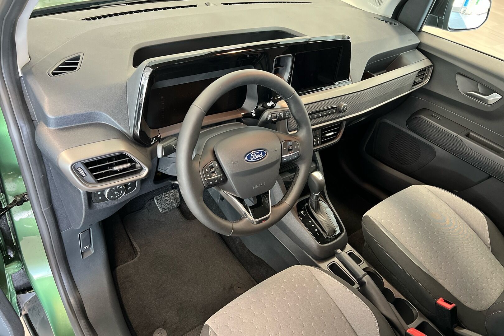 Ford Tourneo Courier iso kuva 6