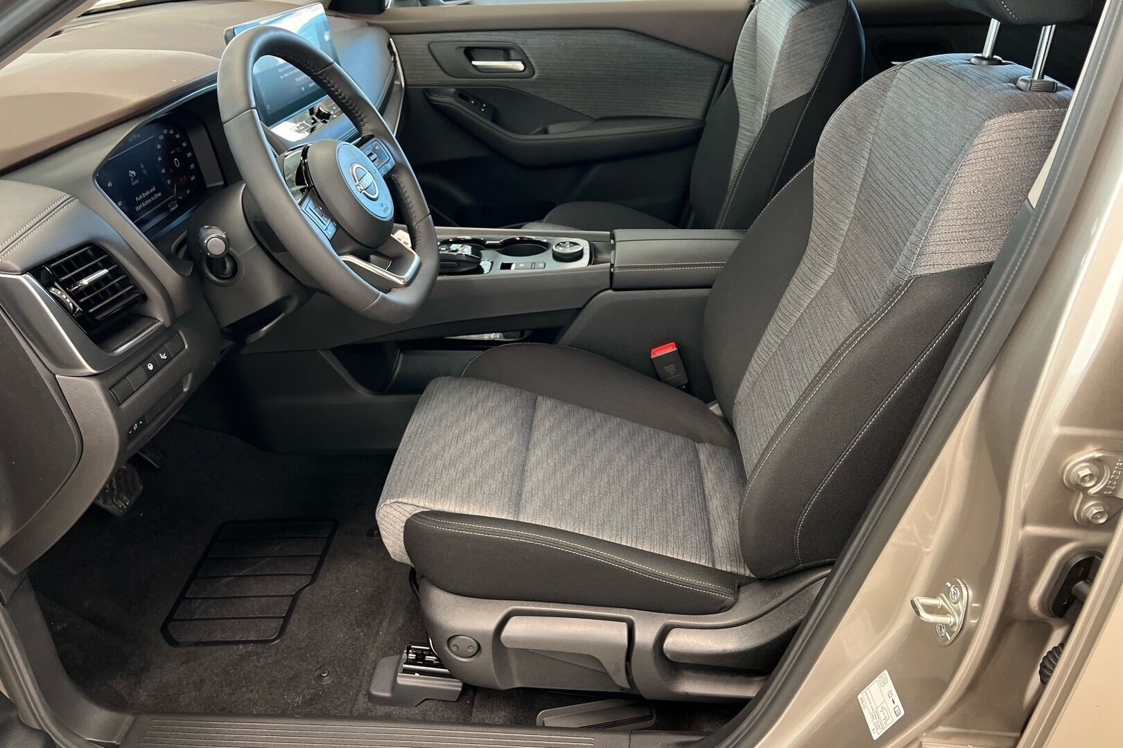Nissan X-Trail iso kuva 7