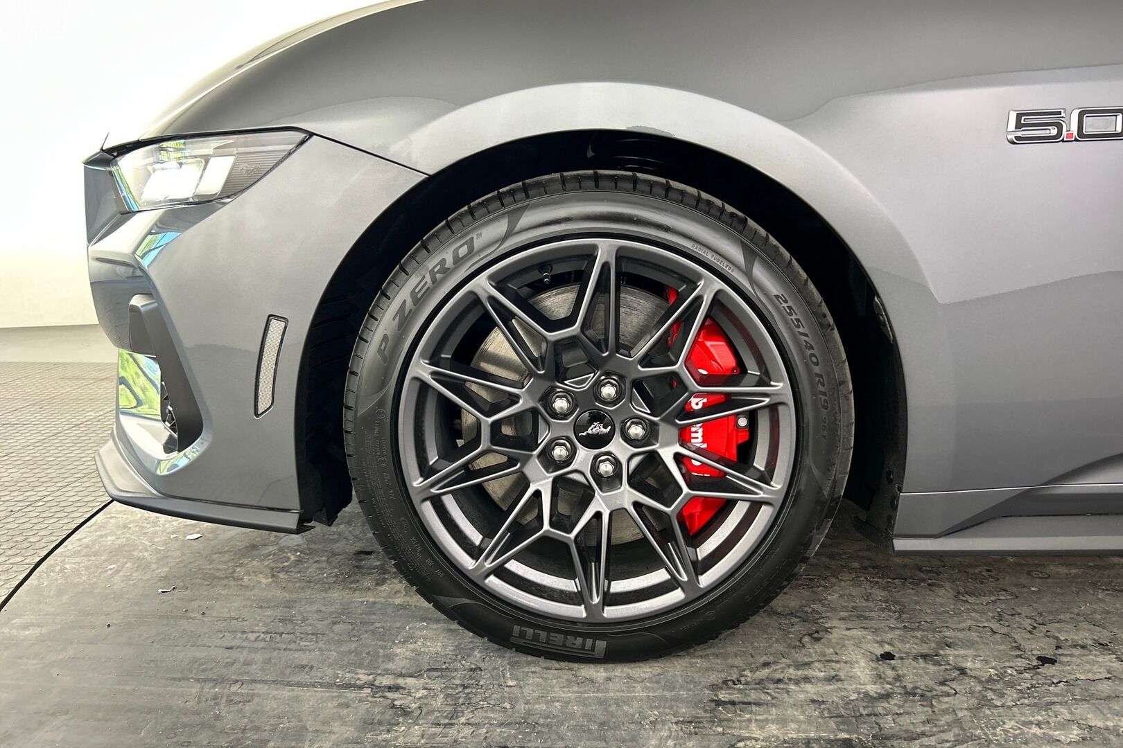 Ford Mustang iso kuva 10