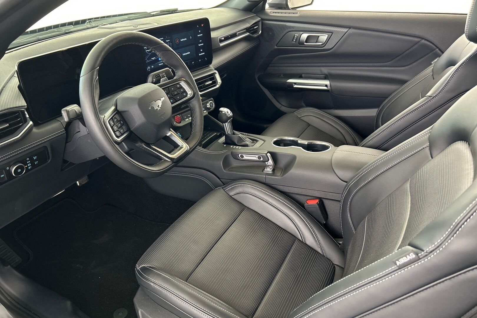 Ford Mustang iso kuva 6