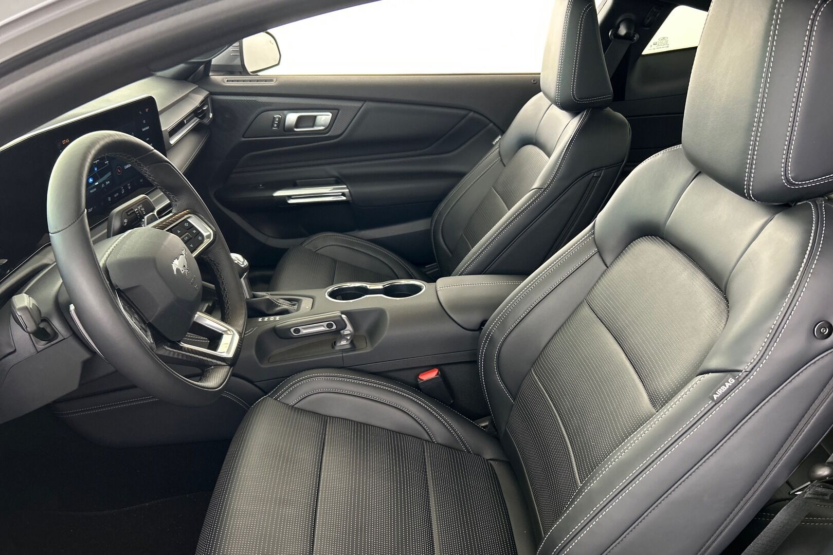 Ford Mustang iso kuva 7