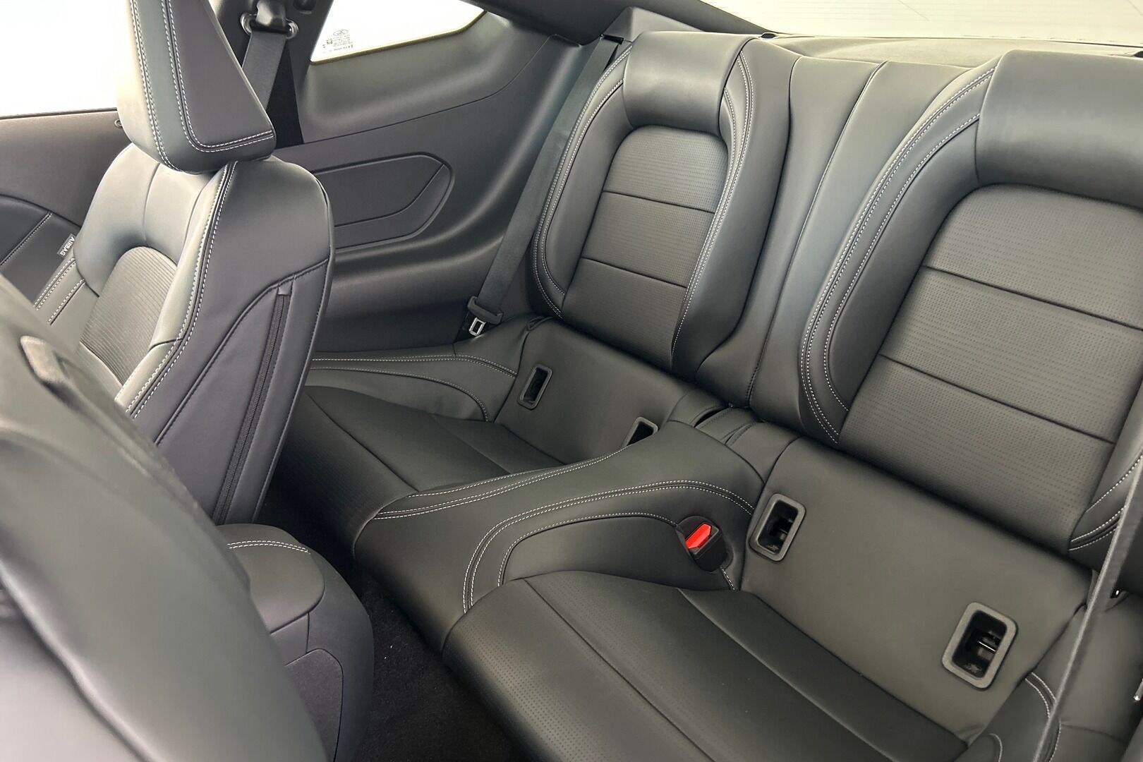 Ford Mustang iso kuva 8