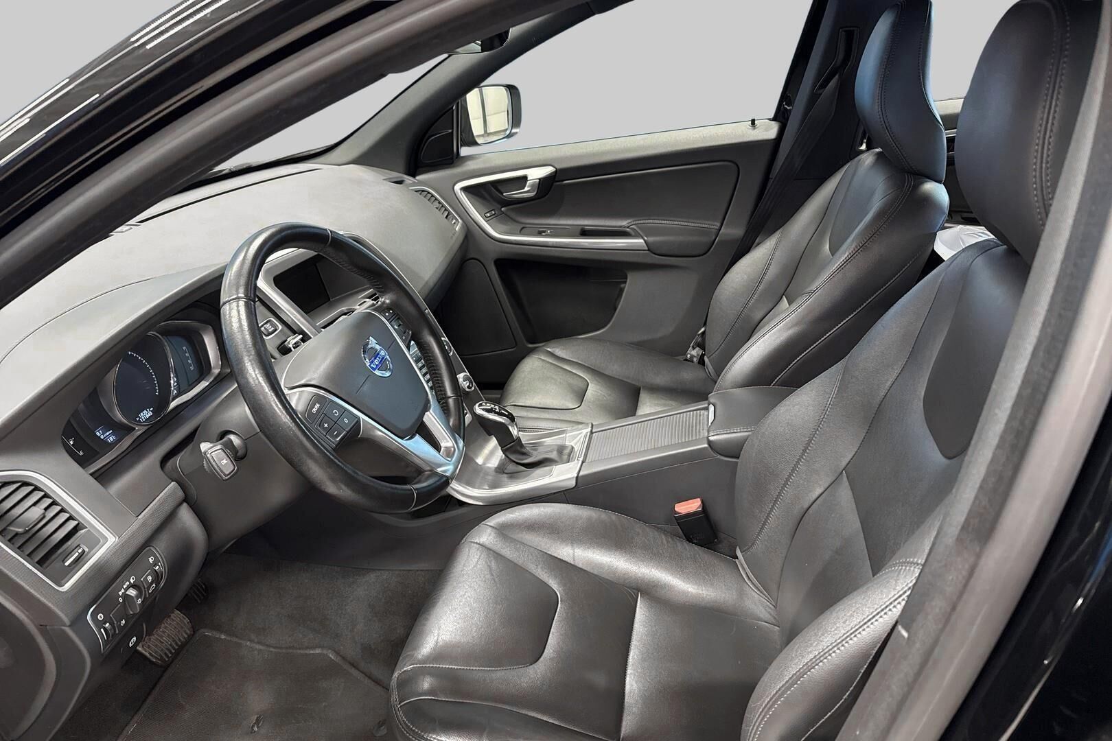 VOLVO XC60 iso kuva 9