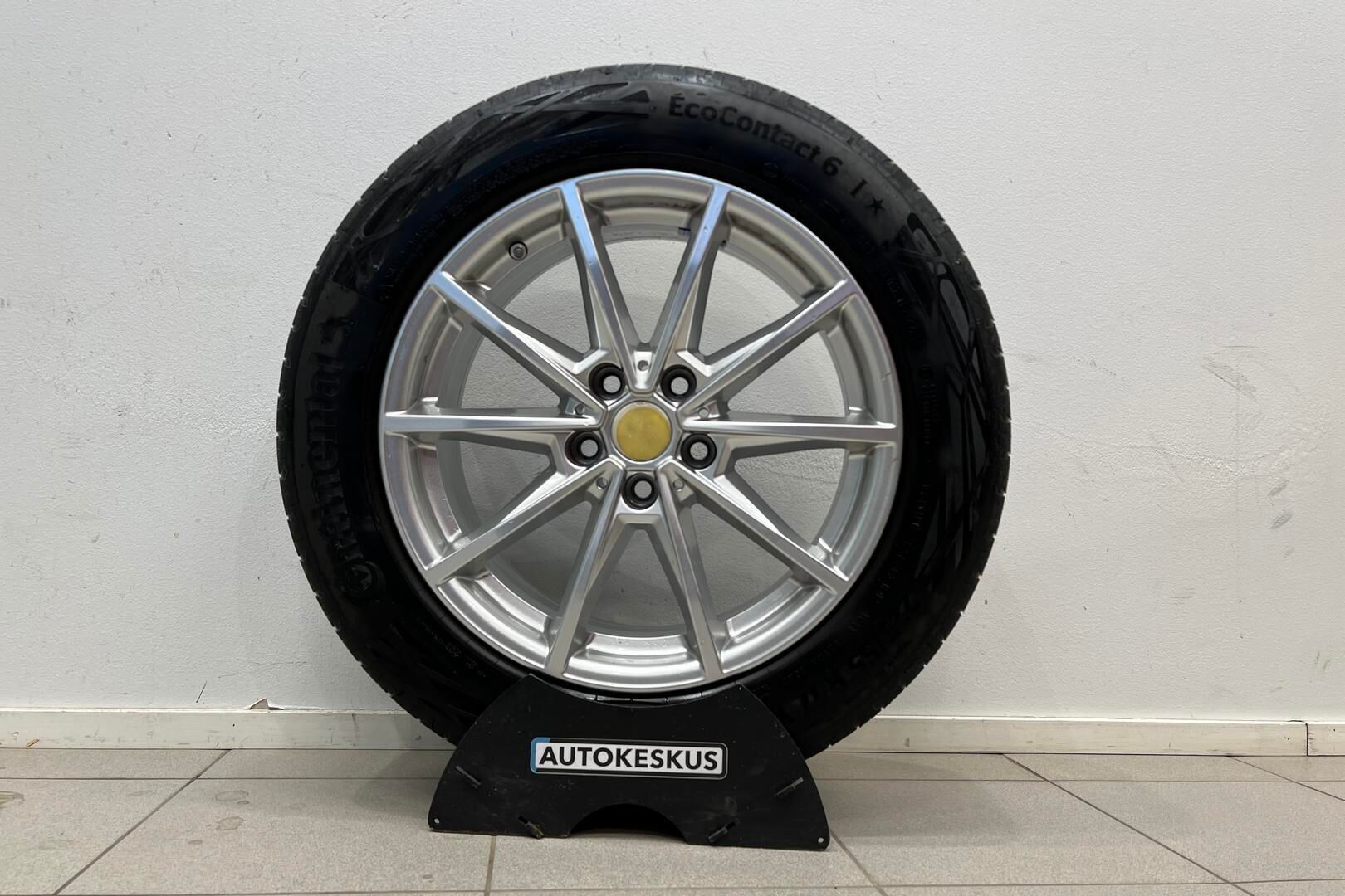 BMW I4 iso kuva 30